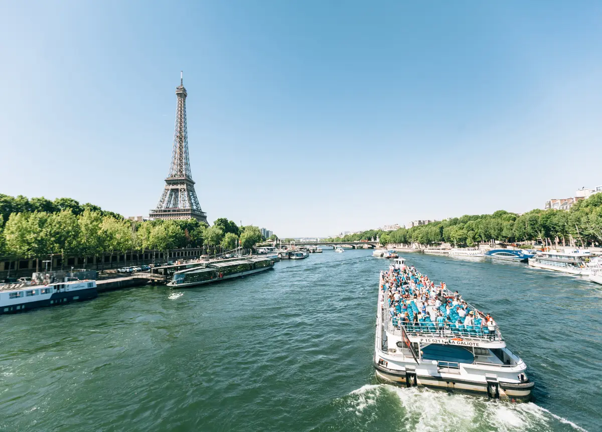 2024巴黎奧運03 塞納河01 Freepik Paris France June 19 2017 View Eiffel Tower View From River Morning With Blue Sky Background Boat Moving Along Seine River