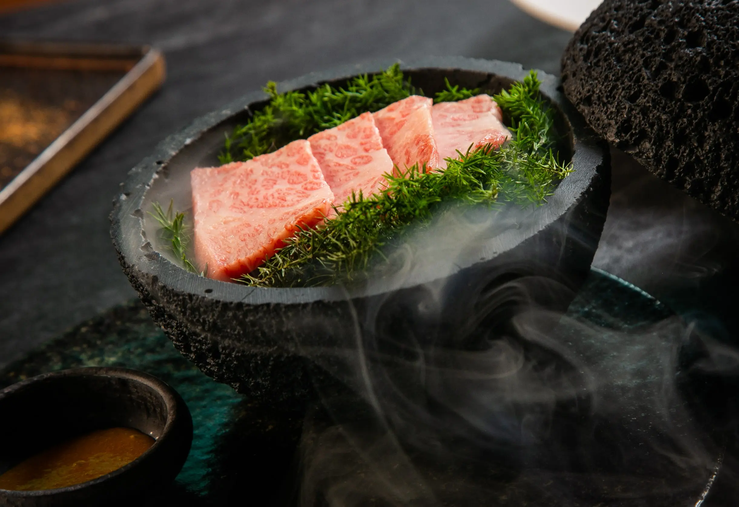 【星胡同】日本和牛星球霜降盛裝在宛如星球的容器，搭配由柑橘和秘製成分調製的醬料，巧妙利用清爽的柑橘風味轉換味覺