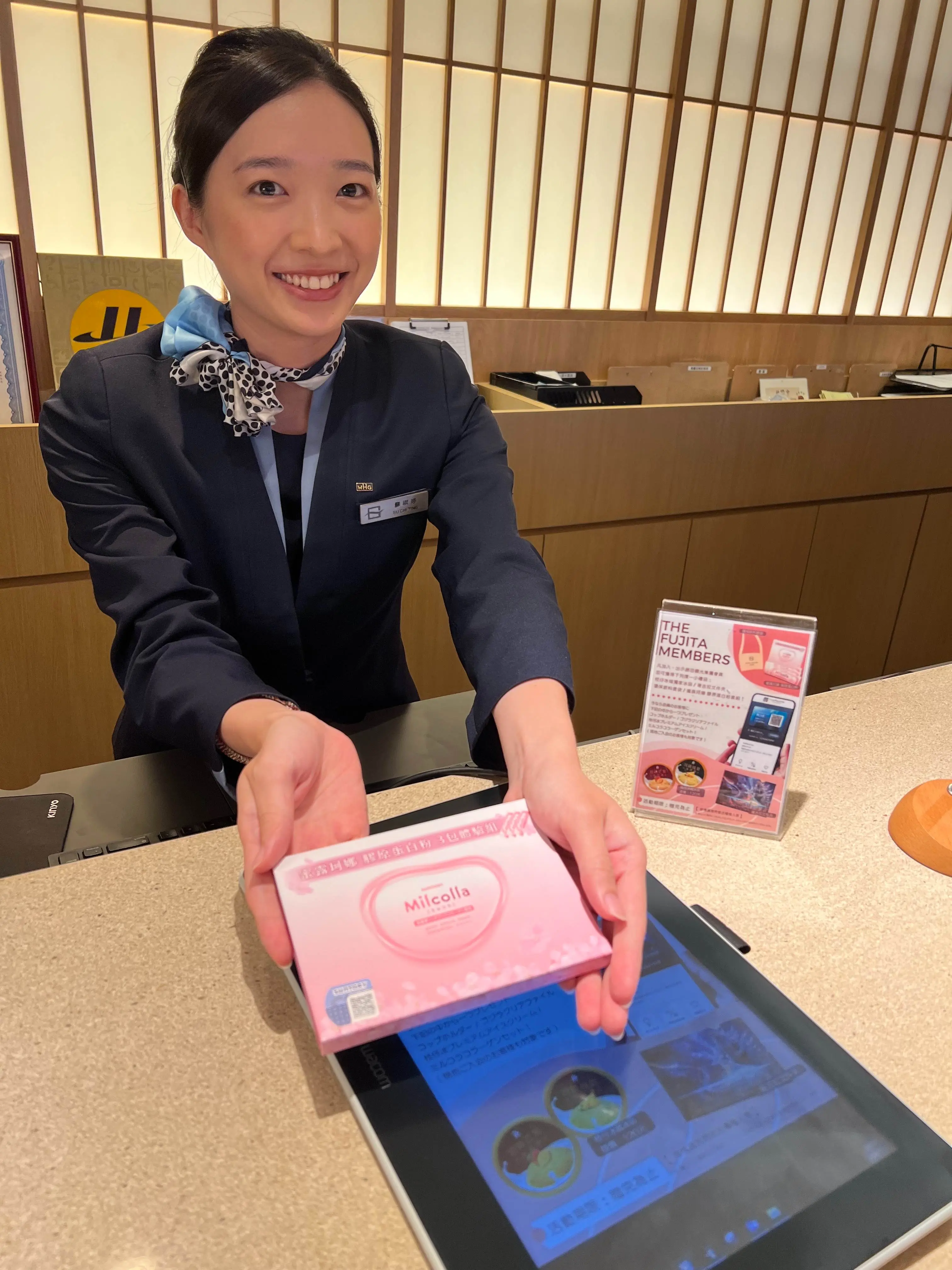 【格拉斯麗】櫃台人員