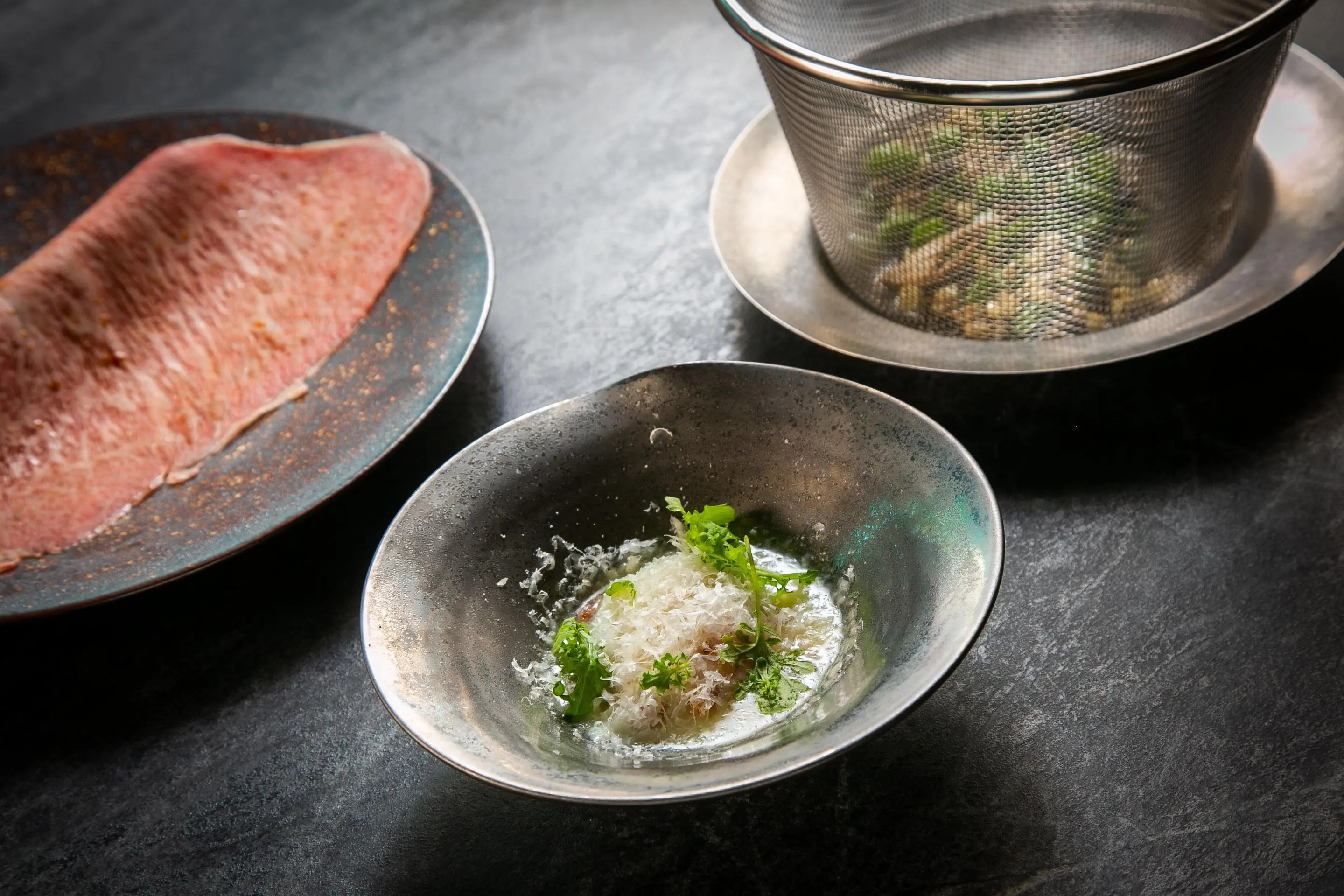 【星胡同】日本和牛紐約客搭配kix京阪碳炒蔬菜以炭火的煙燻、蔬菜的甜味和日式溫泉蛋帶出肉質細緻的油脂感，呈現出濃郁的味覺交融