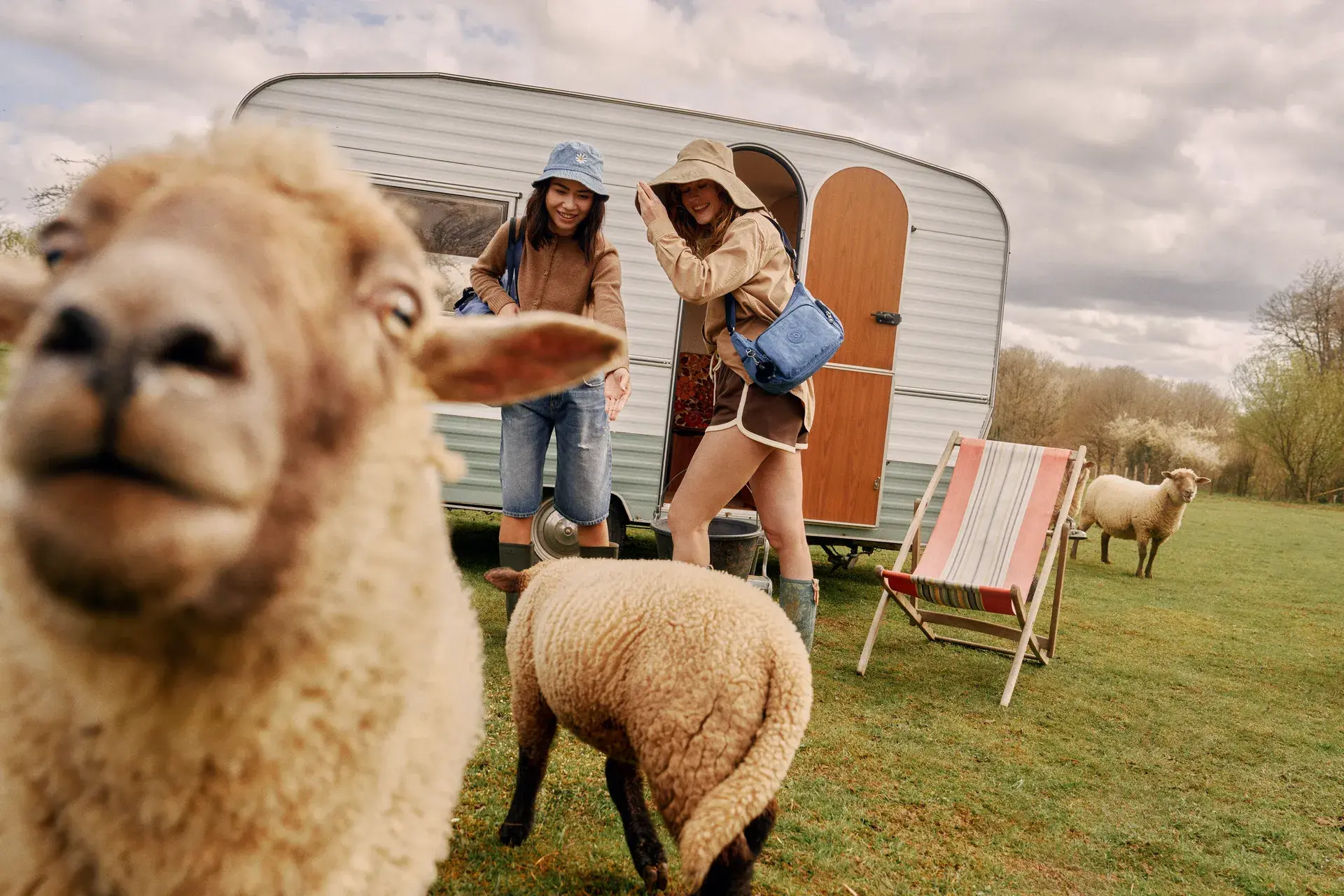 【新聞照片三】kipling在盛夏之際，推出「簡約霧灰藍」、經典「立體老花」兩種全新配色，喚醒旅遊的活力氣息！
