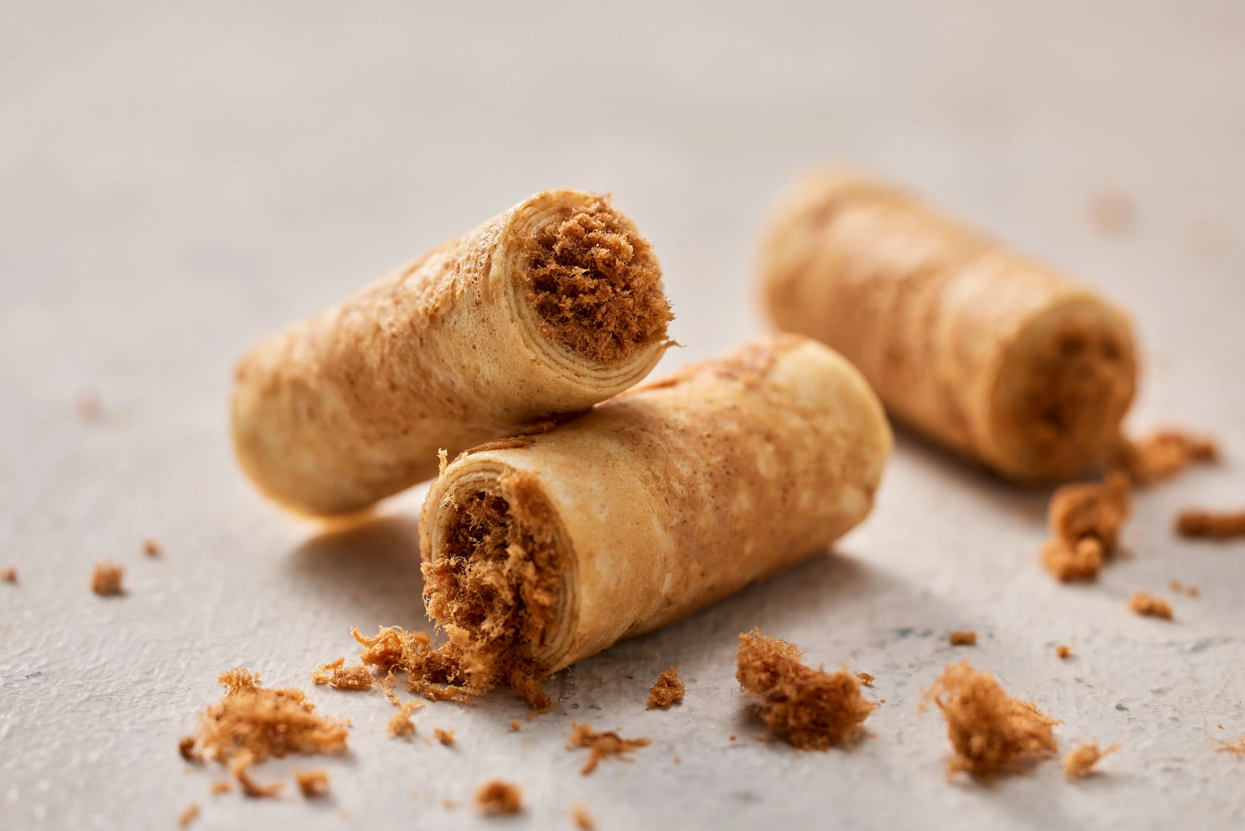 2024中秋禮盒伴手禮 實心蛋捲 2 實心蛋捲呈現濃郁內餡與千層酥脆蛋捲皮