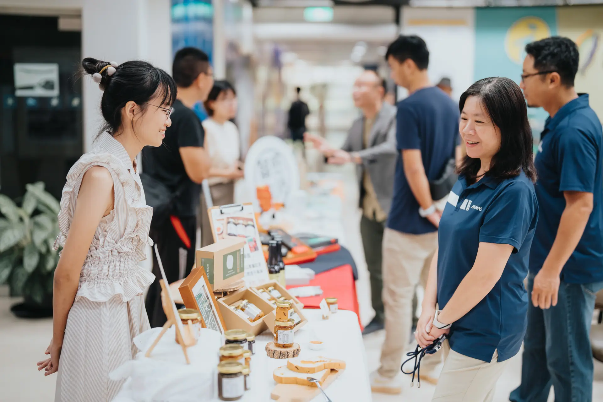 宜蘭頭城外澳北海岸旅遊 外澳月夜浪花巿集游麗玉處長與業者互動