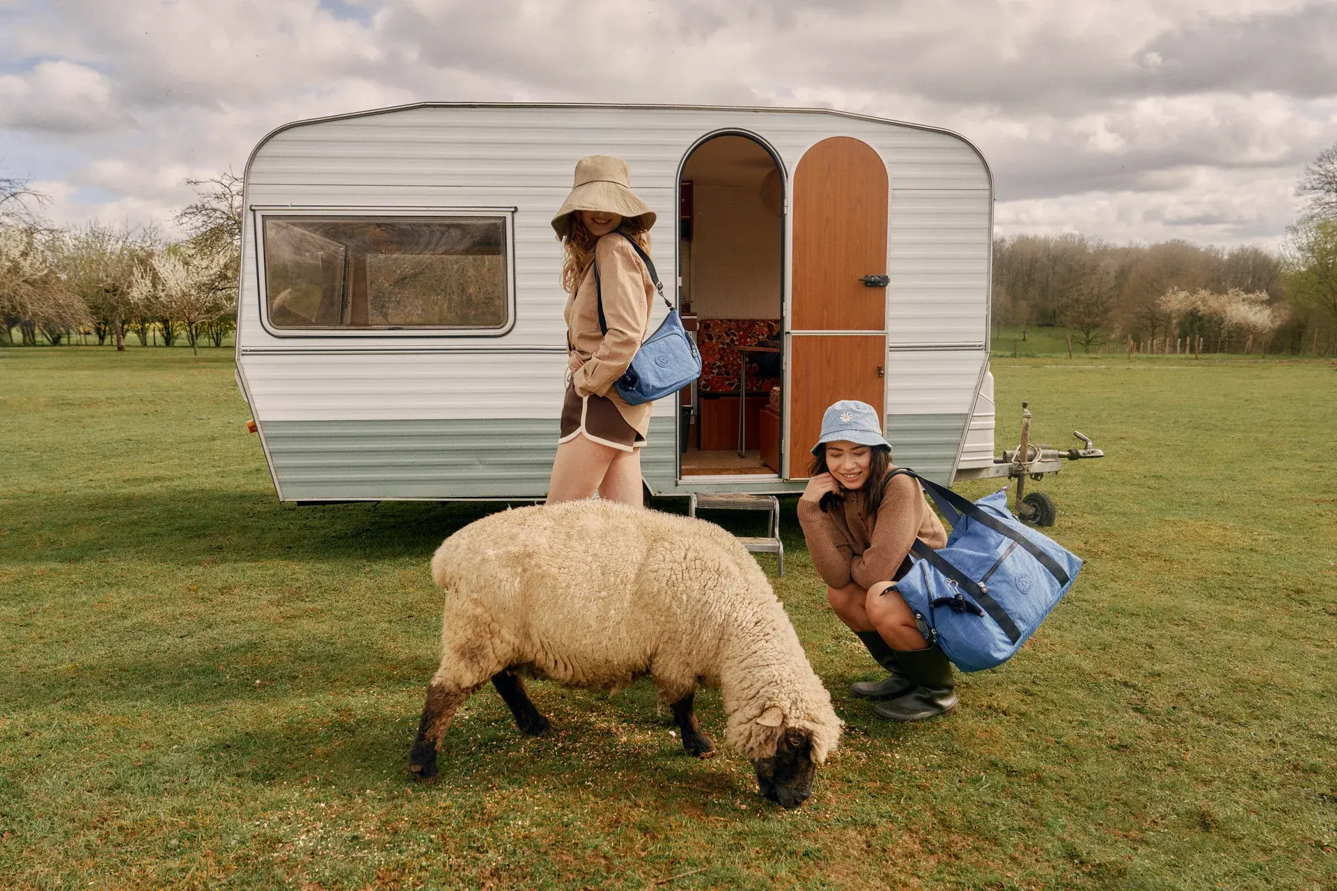 【新聞照片一】kipling以「kipling寶包，薄飽包」為主題，結合最輕「薄」、容量超「飽」的「寶包」們推夏季新色，任何旅遊場景皆能隨心撘配、輕鬆享受旅程中的美好體驗！