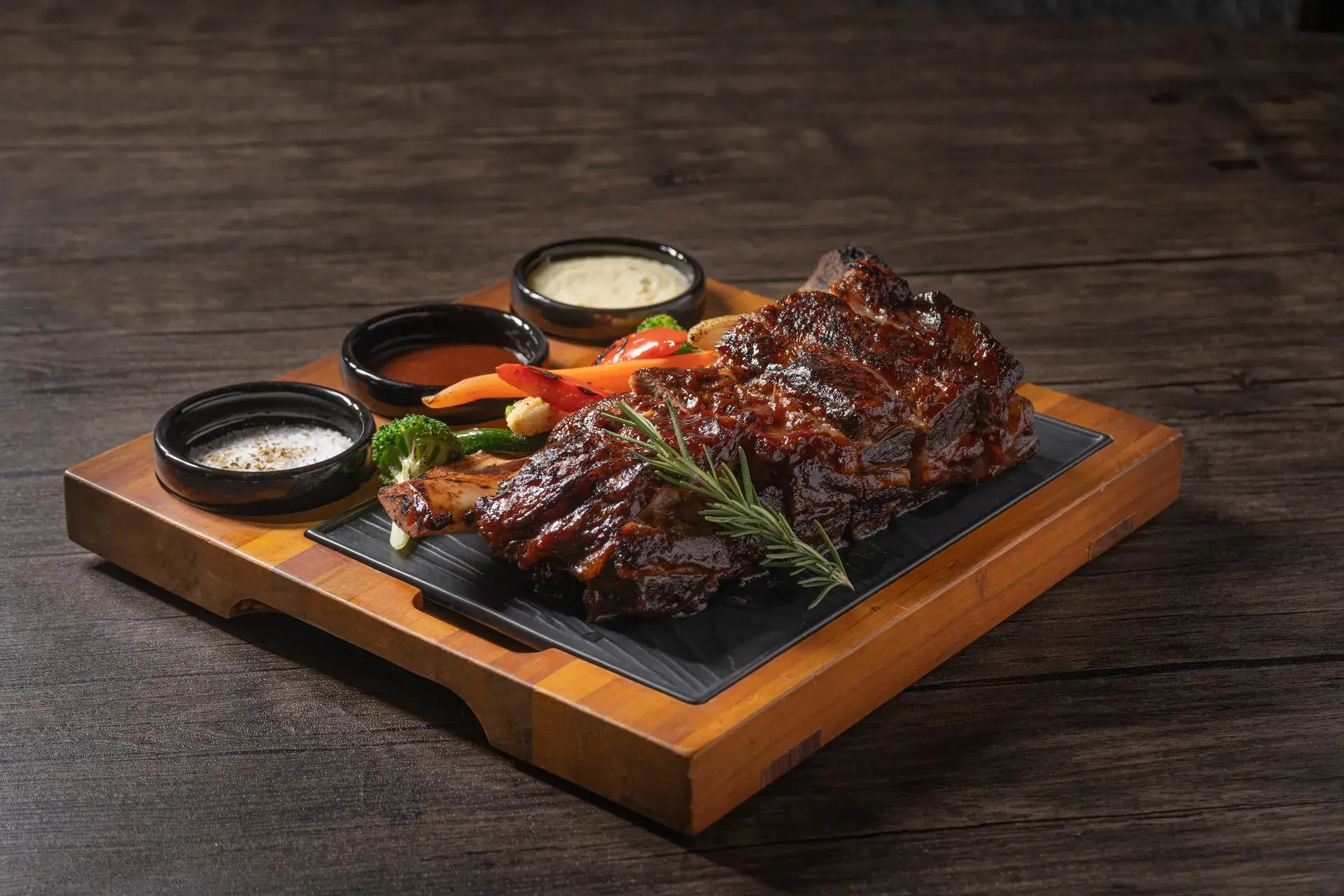 Rodeo餐酒館菜單推薦 人氣必點焰燒牛小排附烤時蔬 Nt990