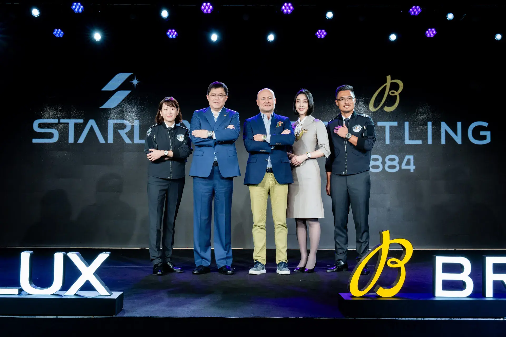 星宇航空董事長張國煒（左二）、百年靈執行長georges Kern（中）與星宇航空機師及空服員合影。