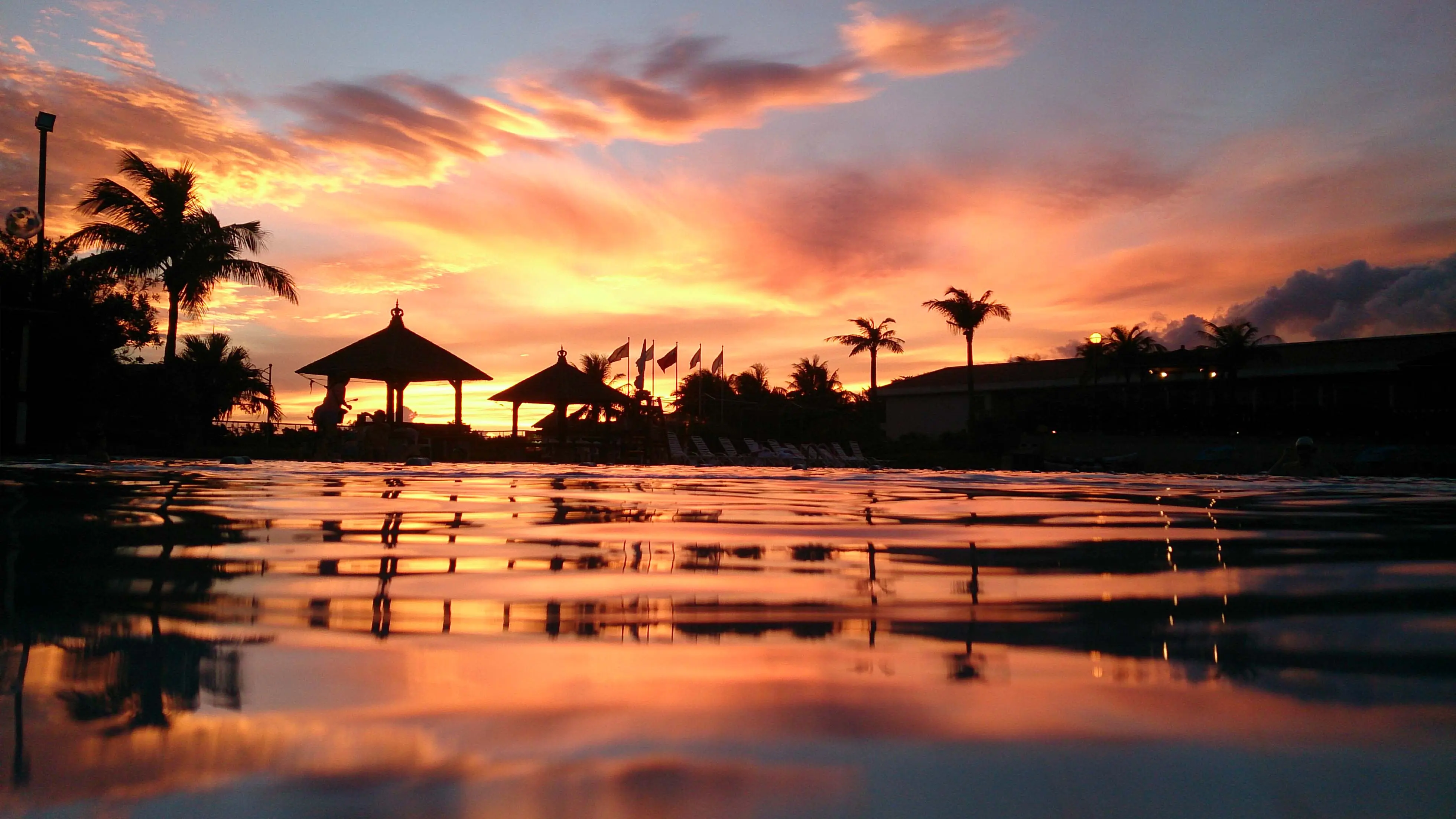 墾丁福華泳池夕陽