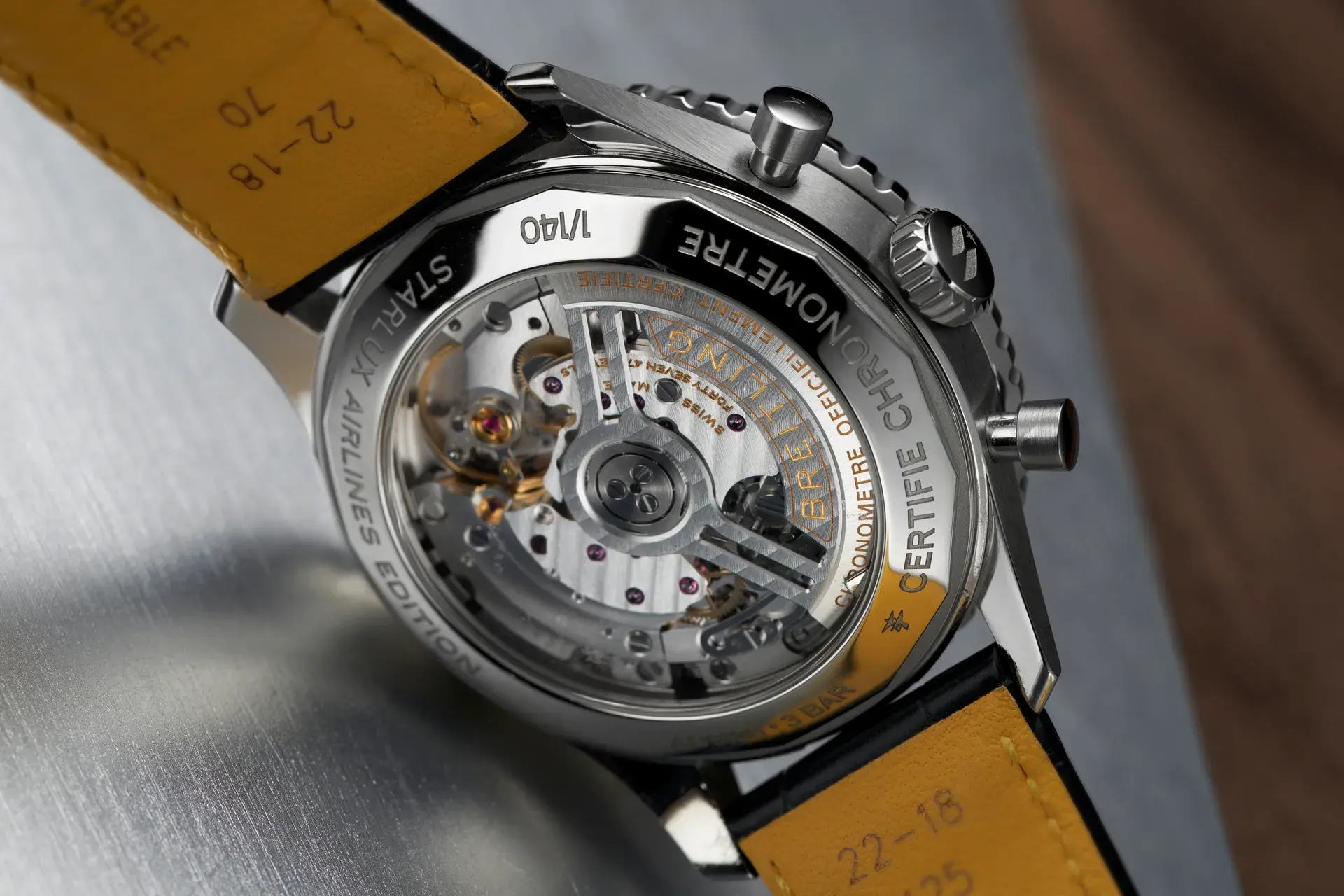 百年靈navitimer B01 Chronograph 43航空計時腕錶星宇航空特別版18k紅金款錶背。 01