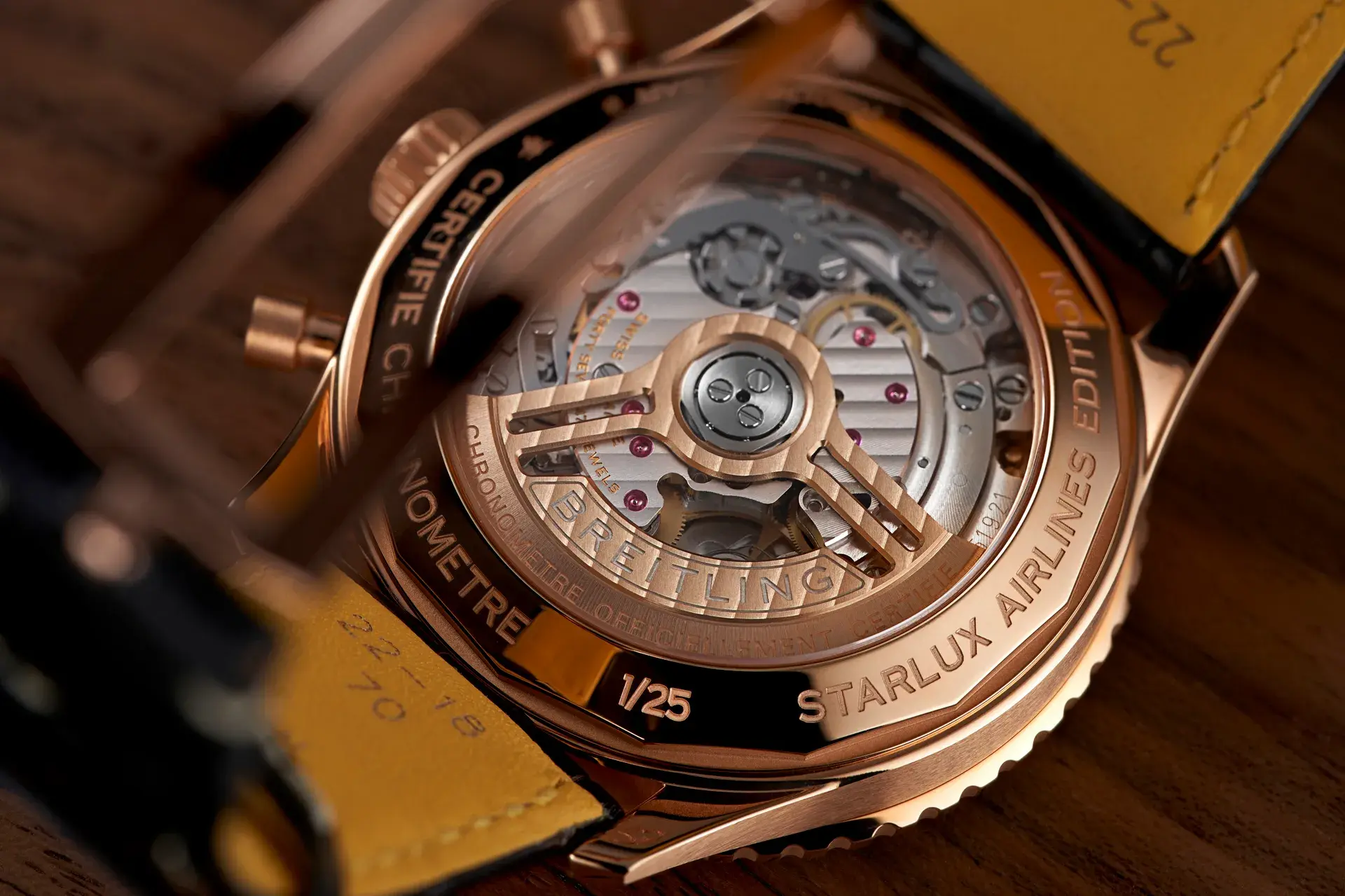 百年靈navitimer B01 Chronograph 43航空計時腕錶星宇航空特別版18k紅金款錶背。 01