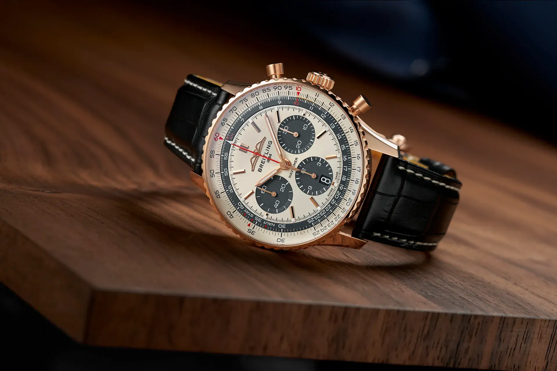 百年靈navitimer B01 Chronograph 43航空計時腕錶星宇航空特別版18k紅金款情境圖。