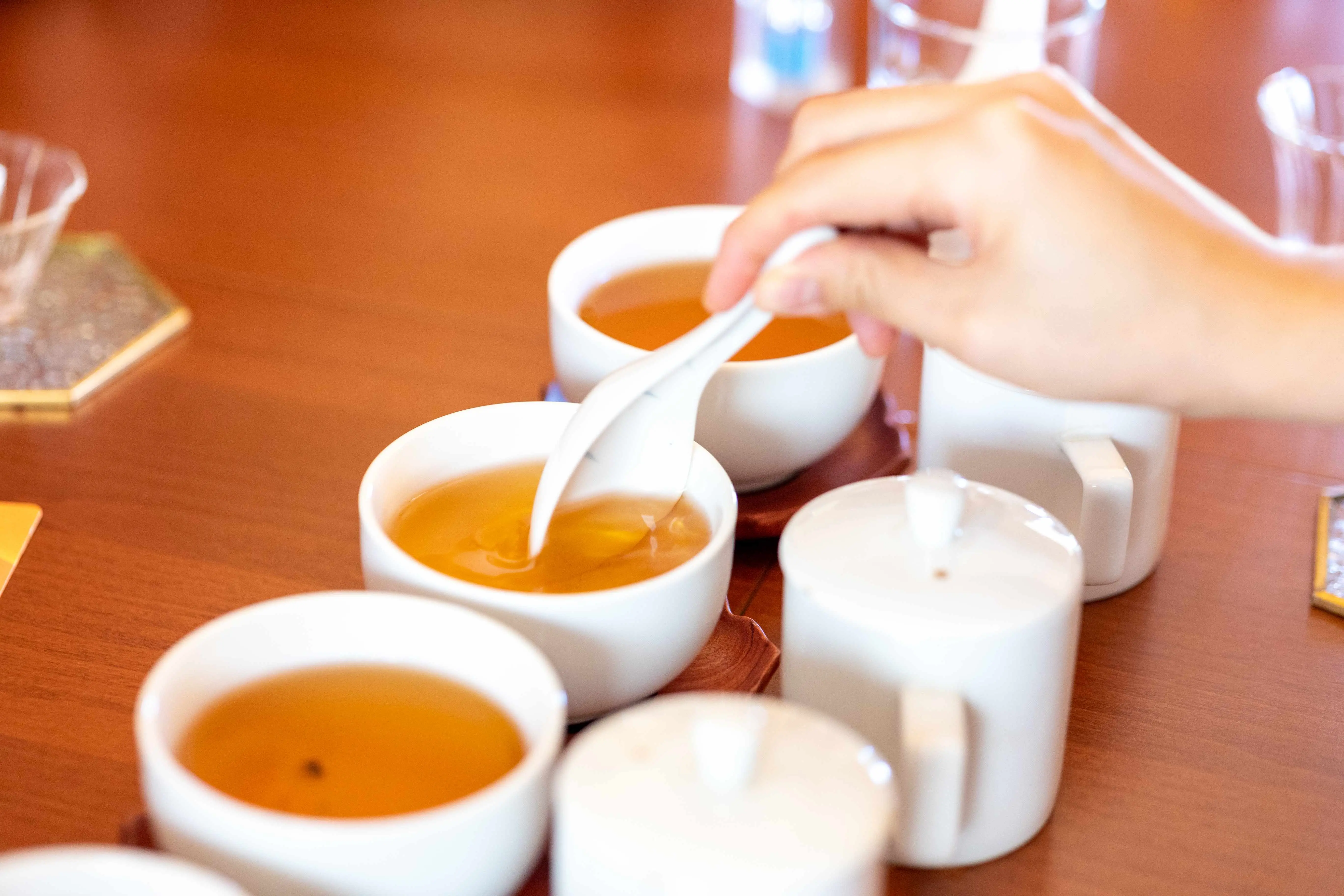 【臺東縣政府】稍稍輕攪，更能看出茶湯光澤