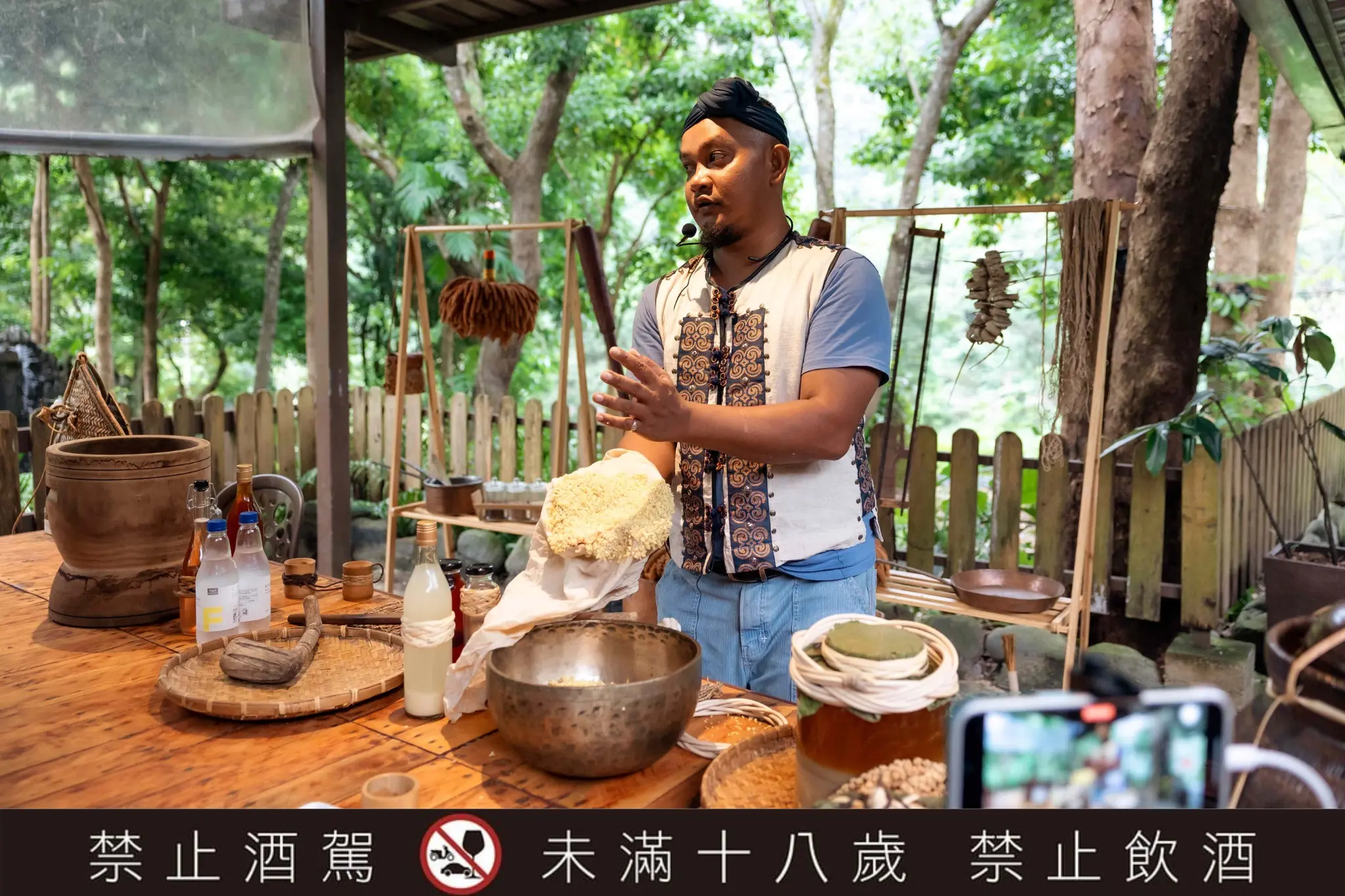 【臺東縣政府】羅沙工作室老闆介紹釀酒過程2