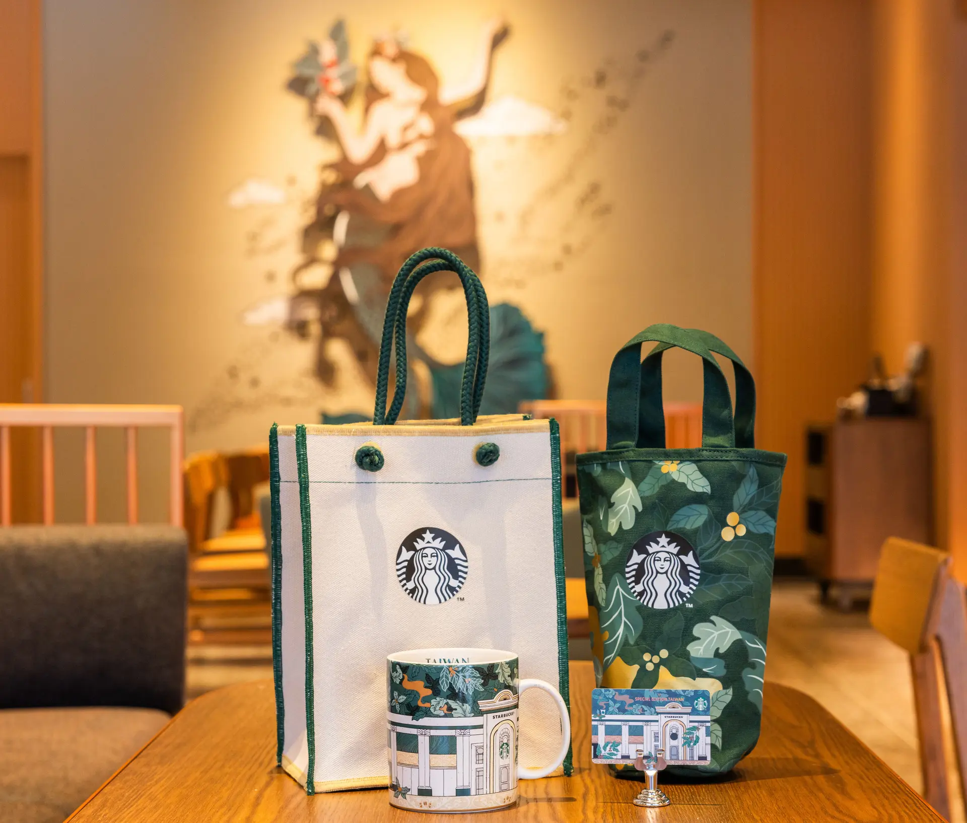 歡慶湖美門市開幕，星巴克更推出特色商品「湖美馬克杯」、「湖美隨行卡」及「藝術摩登隨行杯袋」還有「美好年代女神提袋」，皆於湖美門市開幕日首賣。2