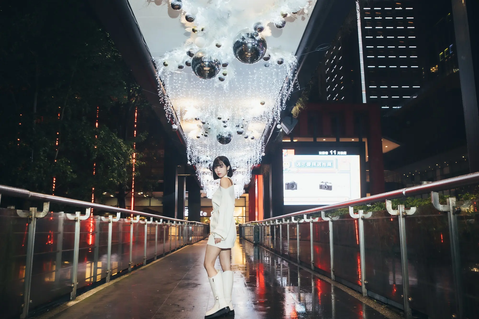 新光三越台北信義新天地聖誕樹【新光三越】《美拍點》穿越了a9 A8空橋「冰晶隧道」，如同置身於北極冰晶的雪花秘境