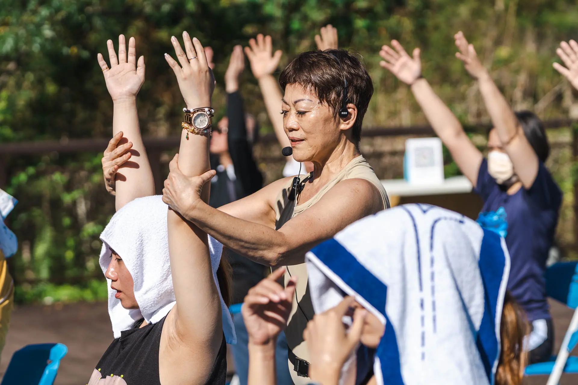 【台東知本老爺】圖1：知本老爺酒店「高年級閨蜜之花漾同學會」行程，攜手「銀光計畫」不老瑜珈阿嬤陳冬蓮推出椅子瑜珈課。（圖／知本老爺酒店提供）