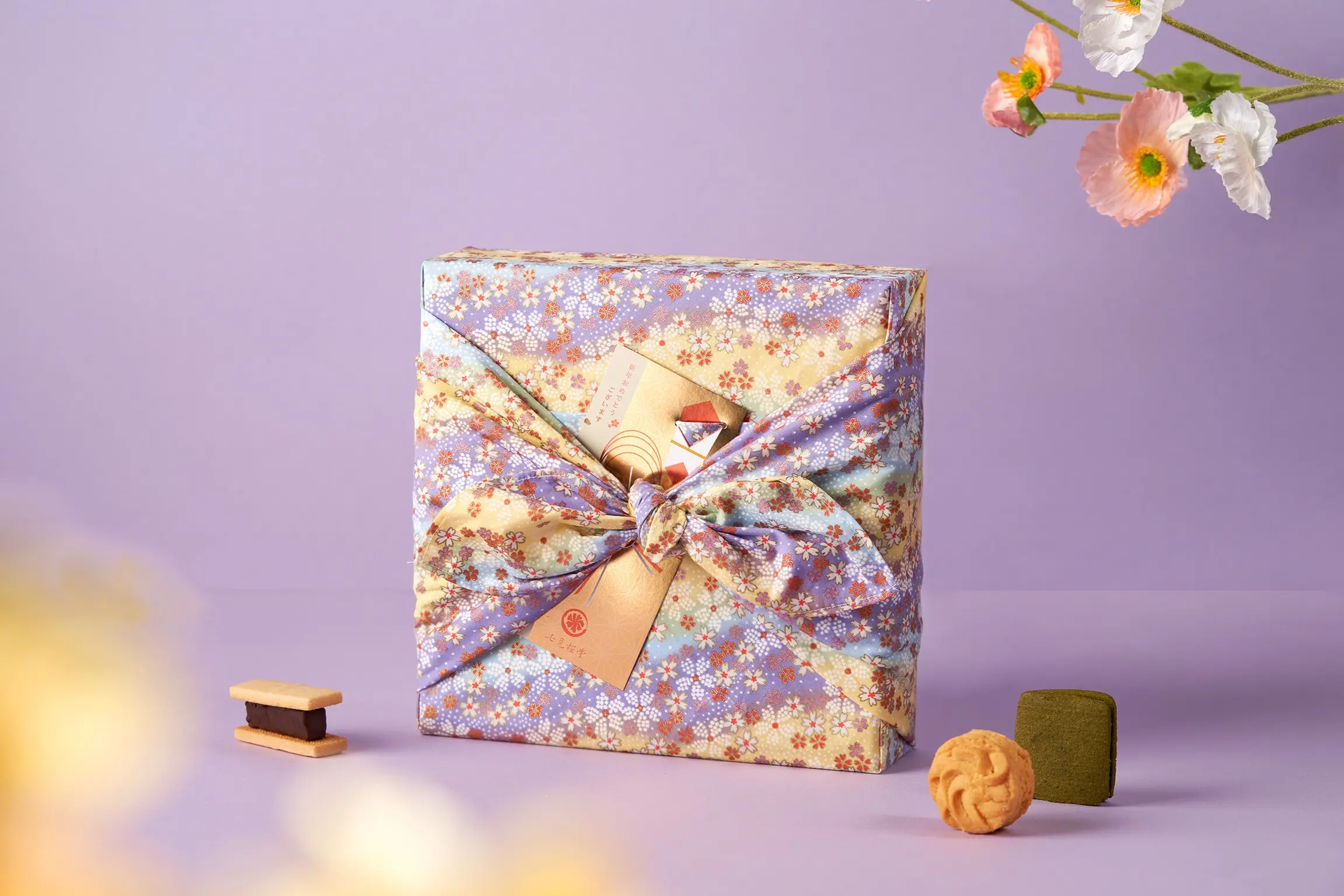 七見櫻堂新品【七見櫻堂】「薄陽花」綜合餅乾風呂敷禮盒售價nt670元/盒;共10種品項。