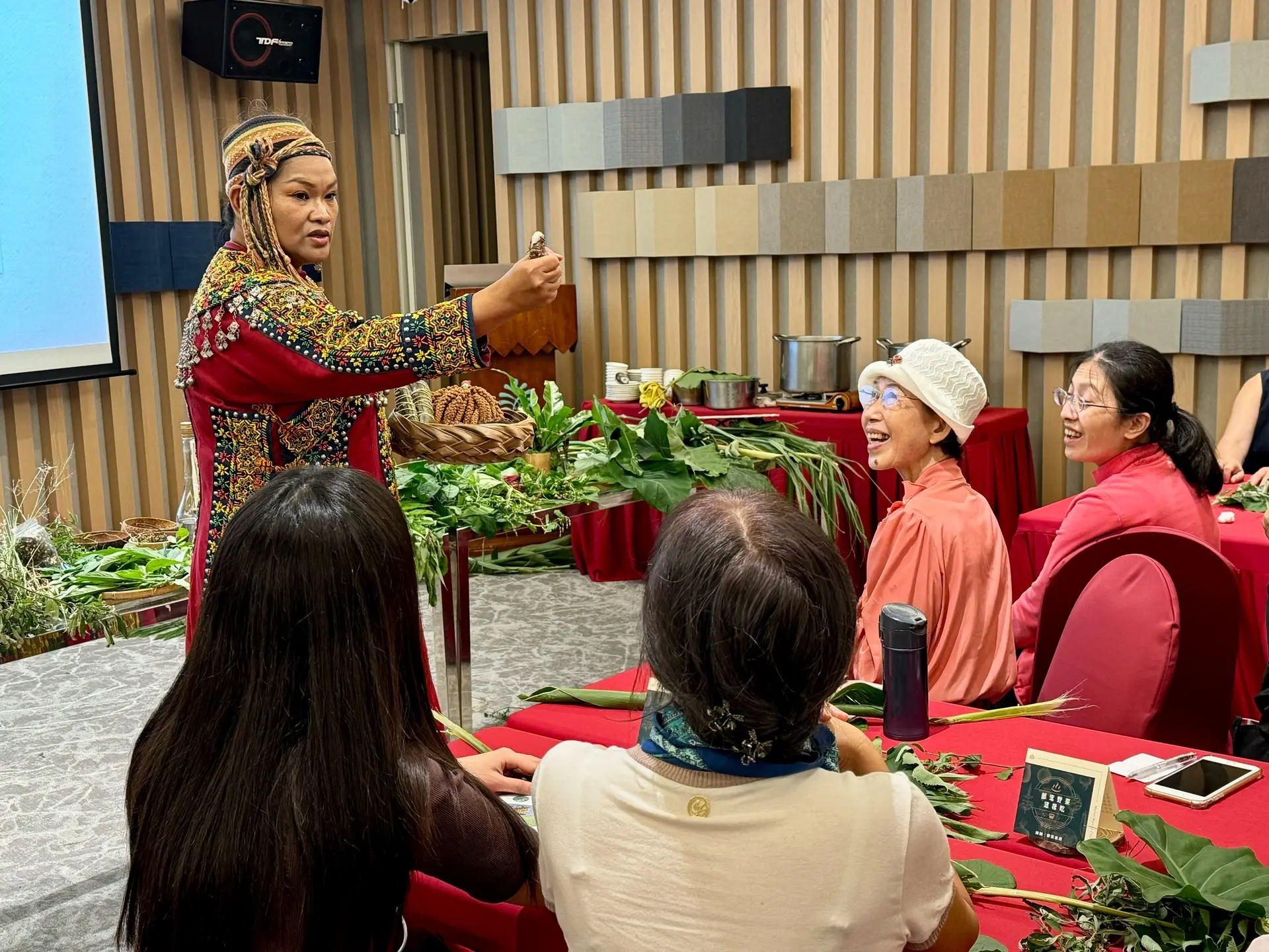 知本老爺酒店邀請台東在地「野菜皇后」展開野菜五感講座，與旅客一同解鎖原住民特有的野菜補身秘笈。（圖／知本老爺酒店提供）