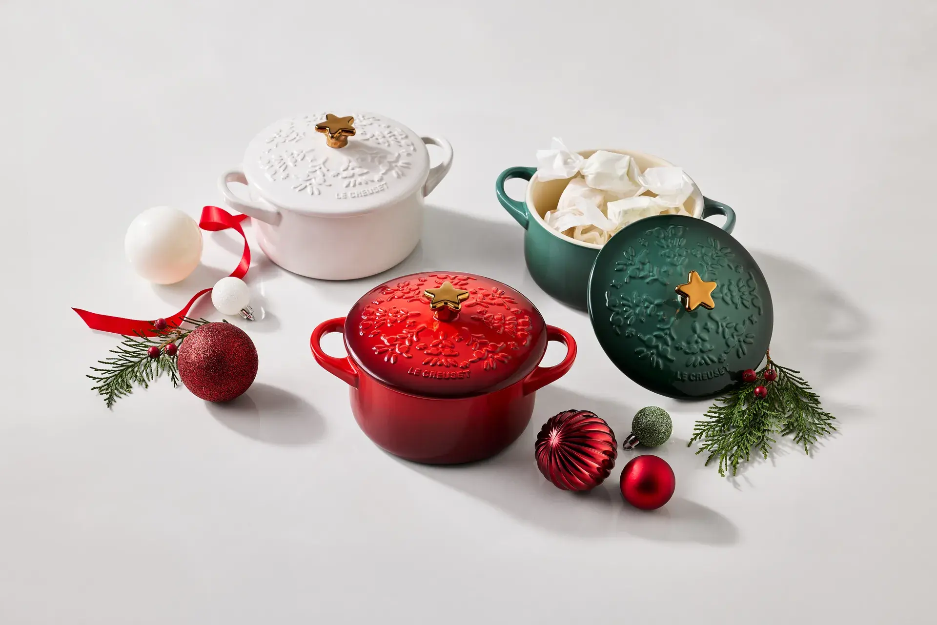 Le Creuset歡樂耶誕系列也推出迷你圓烤盅，搭配經典紅、綠、白三色，讓準備料理至相聚用餐的每刻都充滿歡樂的聖誕氣息。