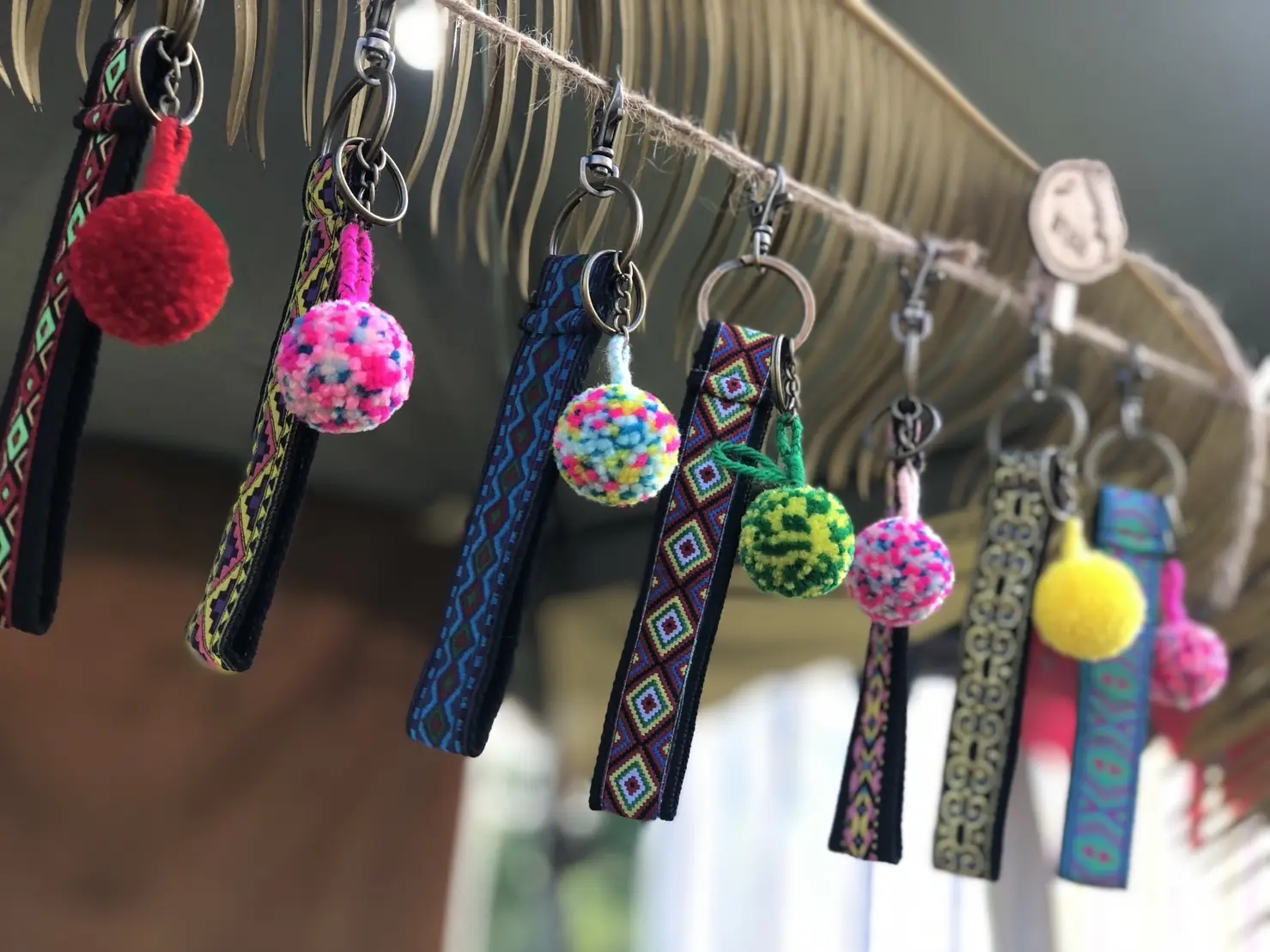 【台東知本老爺】圖2：原民美學首選「米麻岸mima An工作室」diy阿美族毛球掛飾，編織專屬的在地記憶。（圖／知本老爺酒店提供）