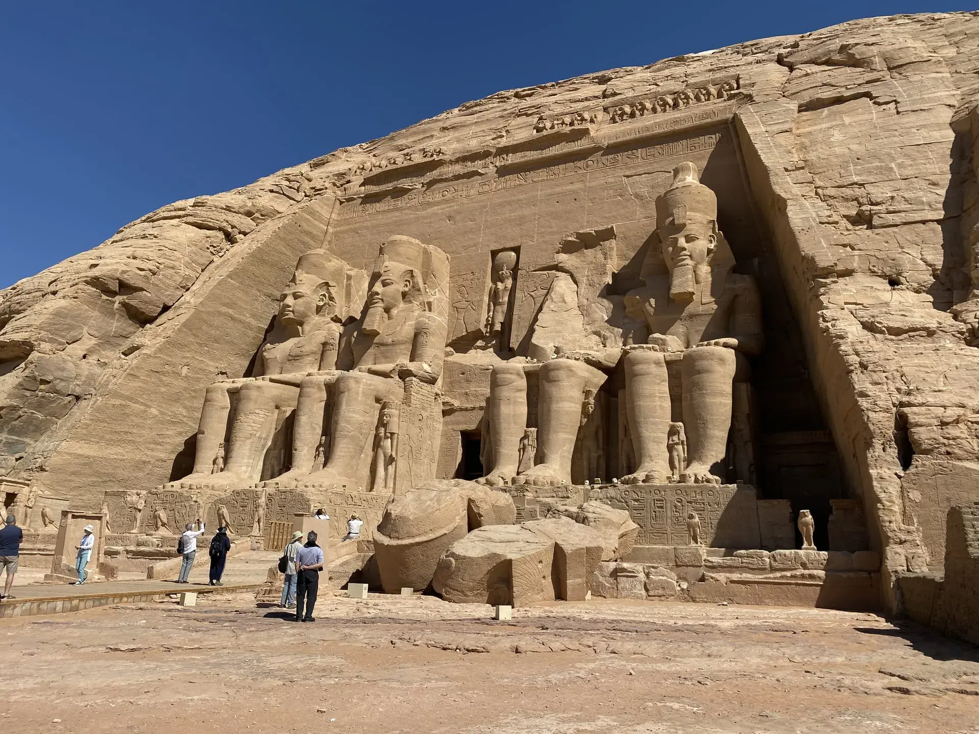此生必訪5大絕景【freepik／eyeem】阿布辛貝神殿門口4尊人像高約20公尺，相當神聖、壯觀