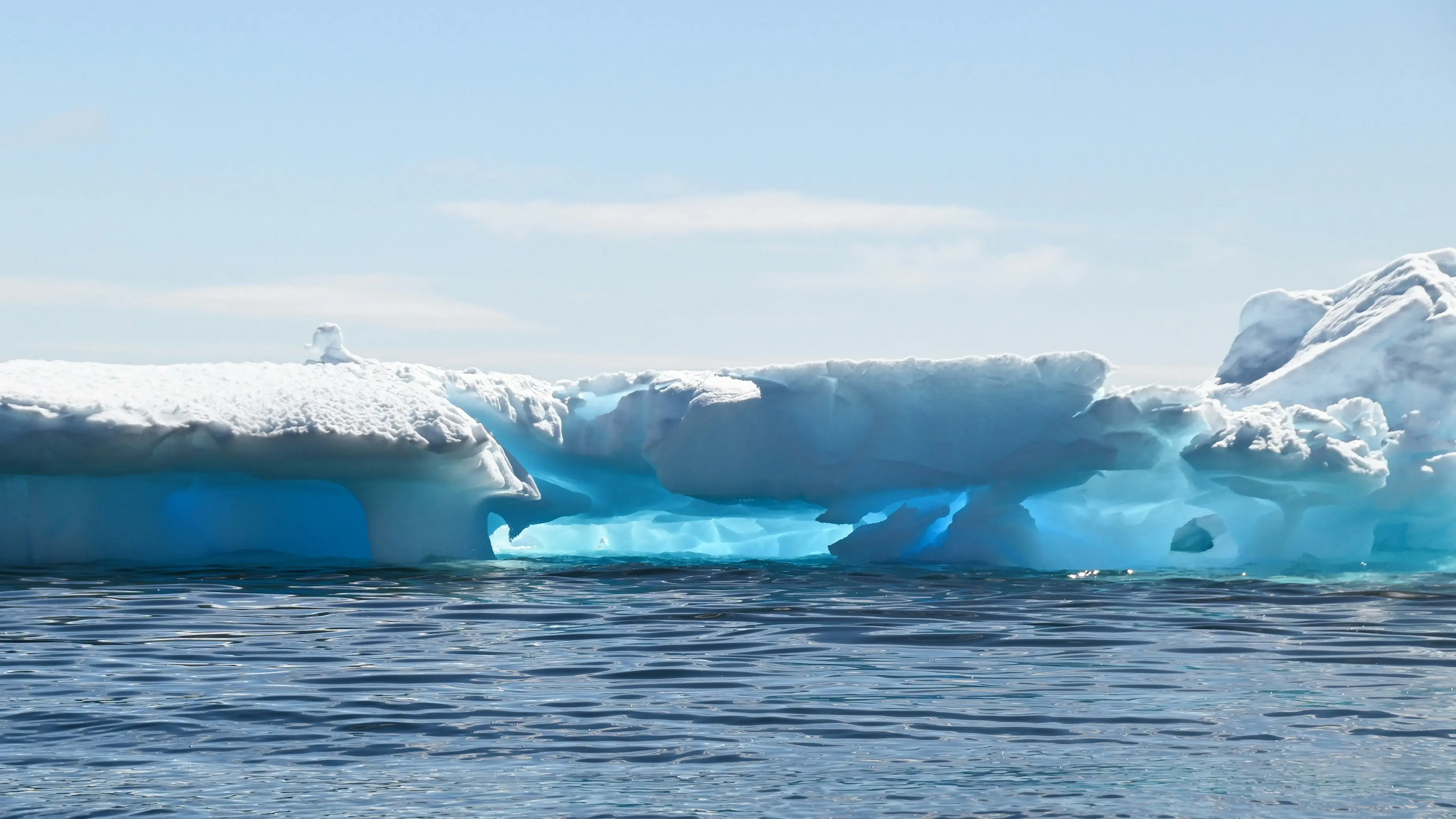 此生必訪5大絕景【unsplash／patrick Adlam】冰山在長期擠壓下，導致內部密度高呈現透明狀，當光線照射時會透出絕美的冰藍色澤，為沿途的一大看點