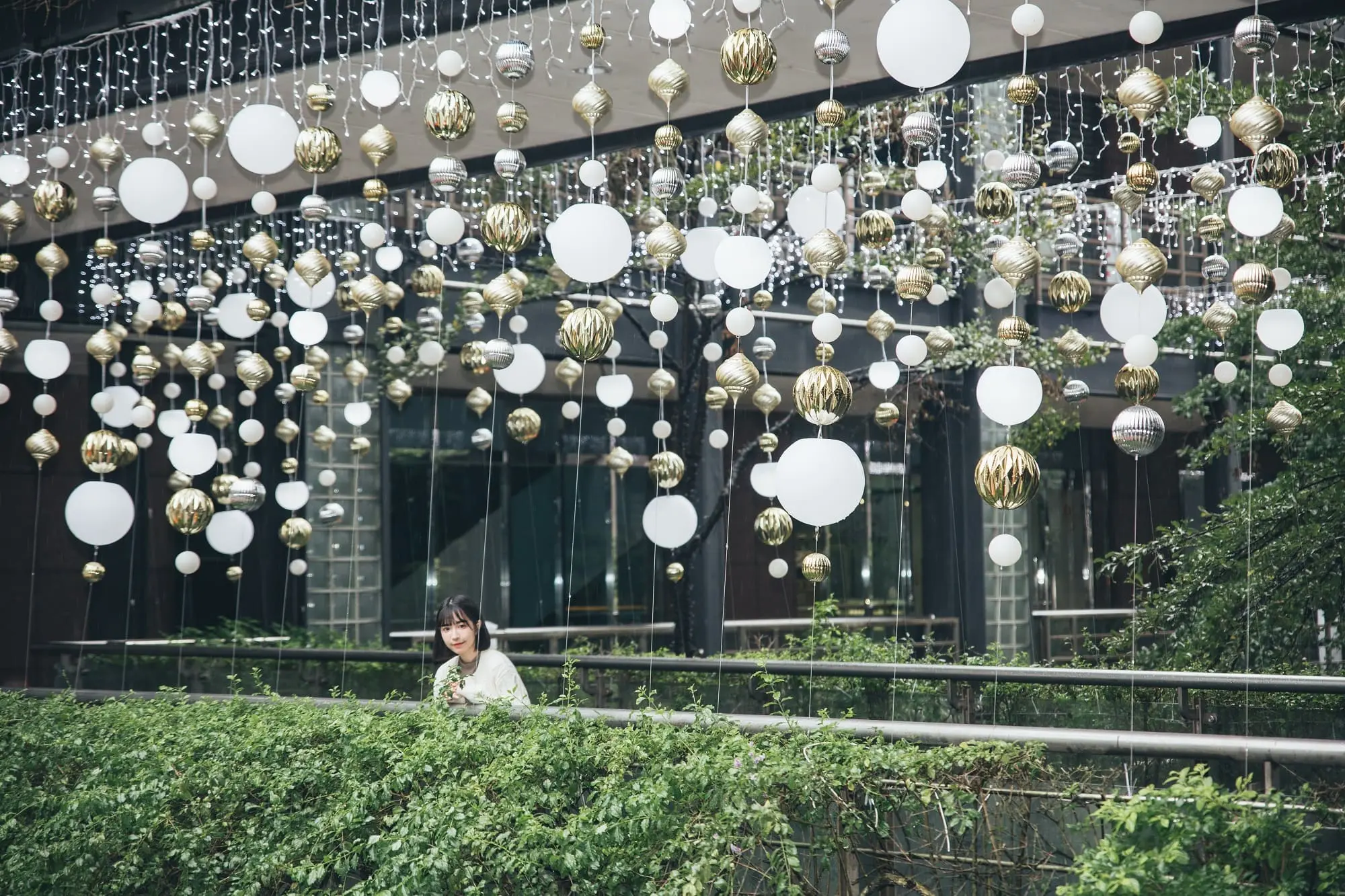 新光三越台北信義新天地聖誕樹【©新光三越】《美拍點》穿越了a11 A9空橋「幻境光廊」，如同置身於北極光下的奇妙夢境