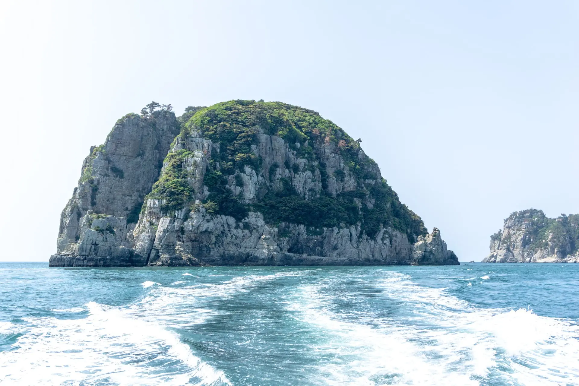 韓國外島botania【adobe Stock】登島旅程由海金剛的壯觀景象揭開序幕。