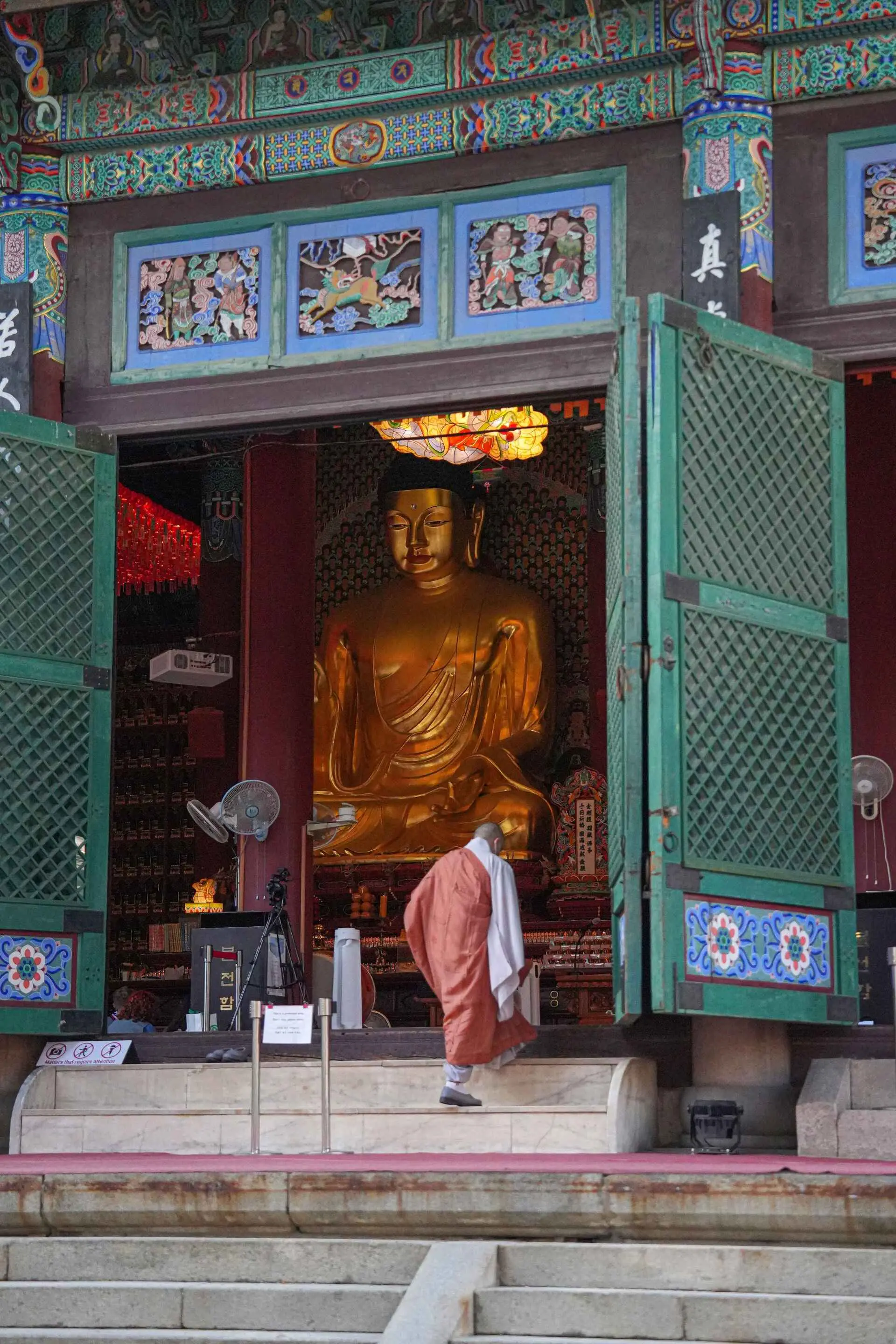 探訪亞洲庇佑姻緣廟宇 韓國 曹溪寺【korea Tourism Organization Photo Korea Shin Mineseon 】曹溪寺大雄寶殿內除了佛祖像之外，內部的壁畫也非常精緻，值得觀賞。