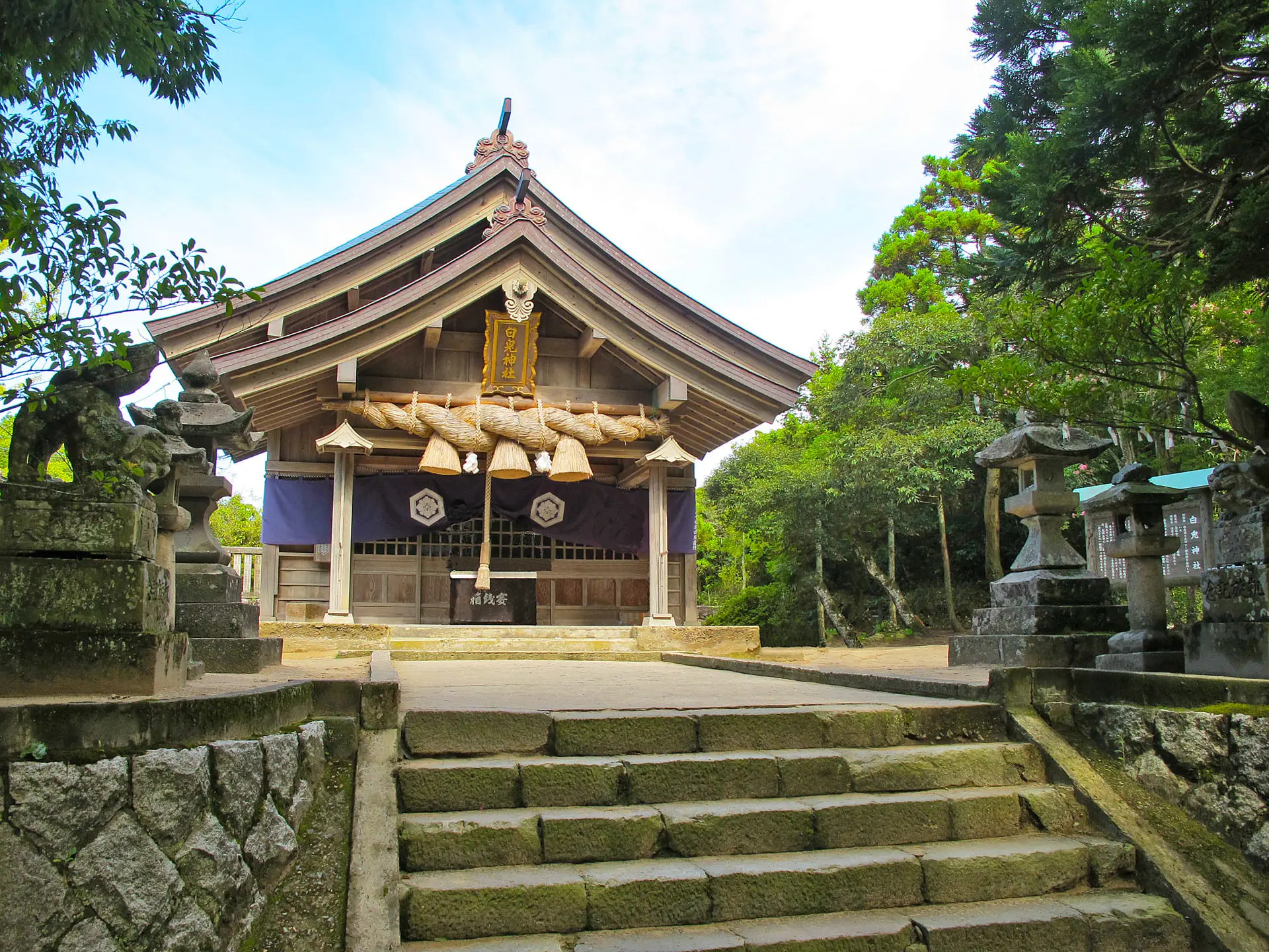 探訪亞洲庇佑姻緣廟宇 日本 白兔神社【photoac／メルh】「白兎神社」位在景色宜人的「白兎海岸」，參拜之餘也別忘了到海岸步道散散心、欣賞美景。