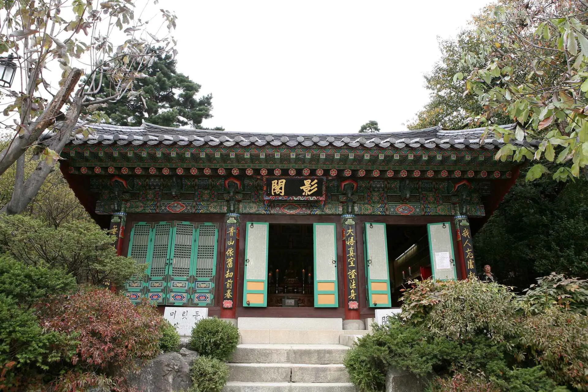 探訪亞洲庇佑姻緣廟宇 韓國 奉恩寺【korea Tourism Organization Photo Korea Lee Beomsu】奉恩寺影閣旁有一株梅樹，每到3月中旬左右，粉紅色的梅花盛開總吸引許多遊客、信眾駐足觀賞。