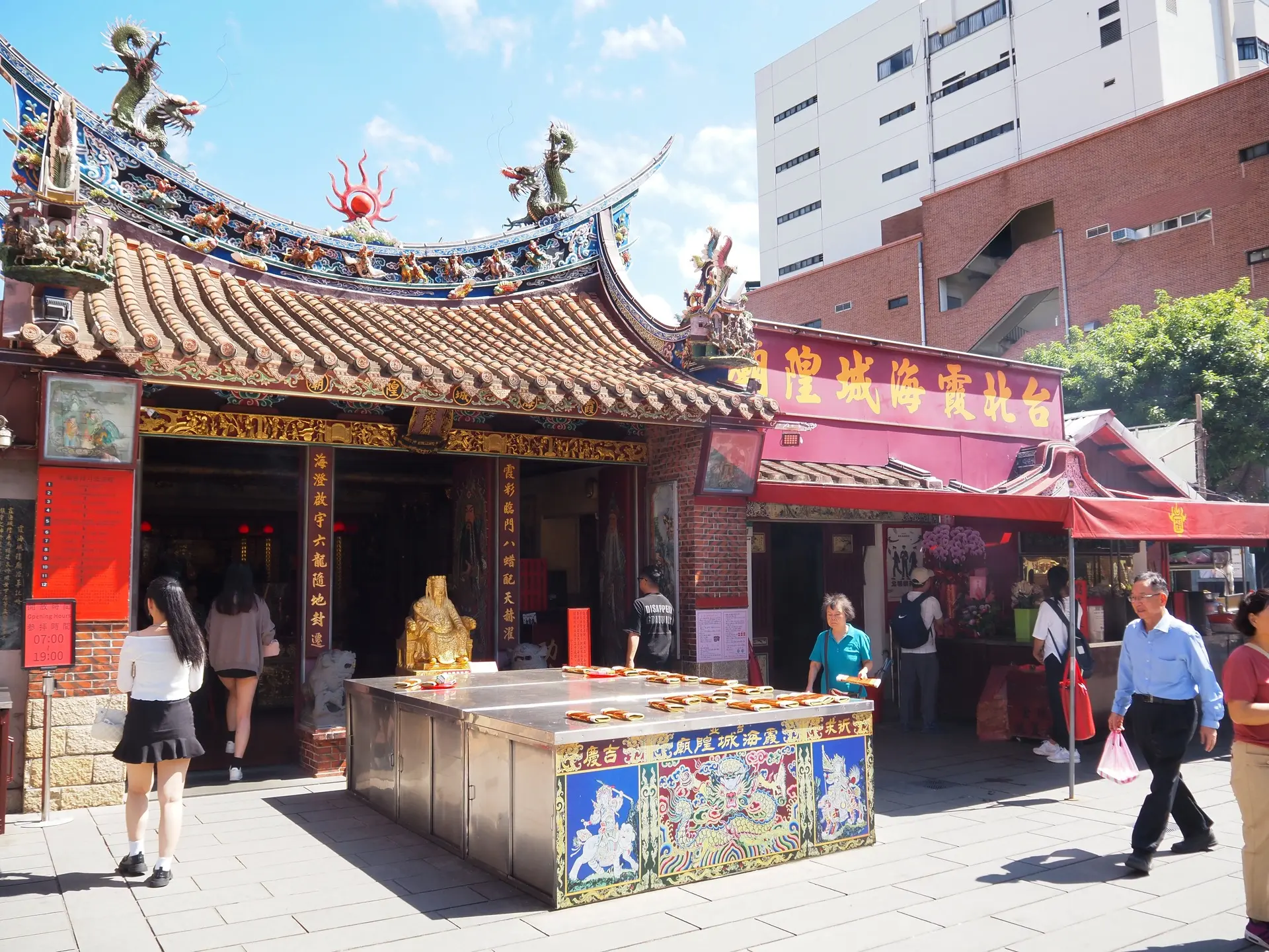 探訪亞洲庇佑姻緣廟宇 台灣 霞海城隍廟 【kai Hung】台北霞海城隍廟有其移民緣故而成當地信仰中心，興建時間也近170年，歷史相當久遠。