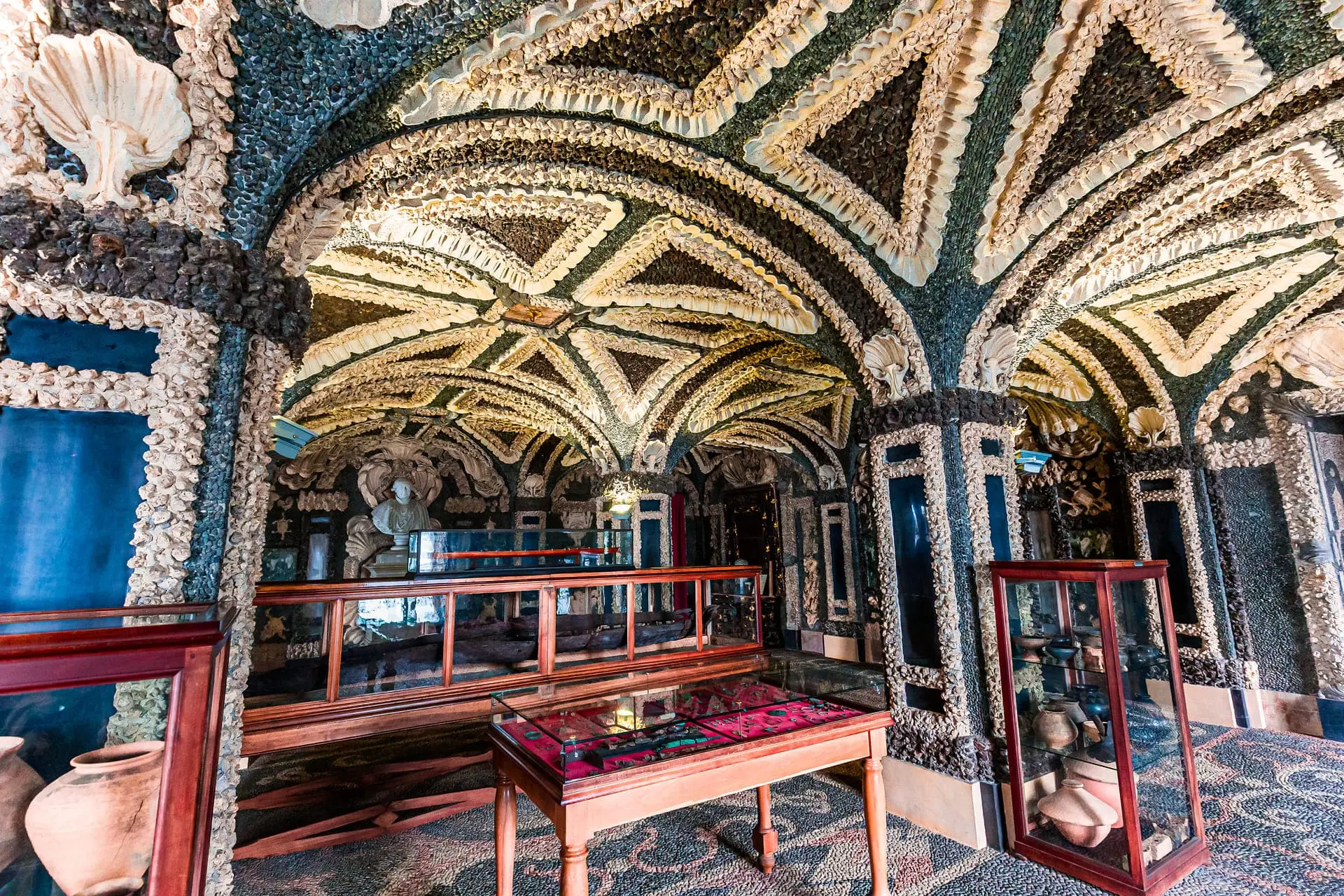 義大利美麗島【adobe Stock】石窟內的裝飾不但令人眼睛一亮，展品也很值得一看。