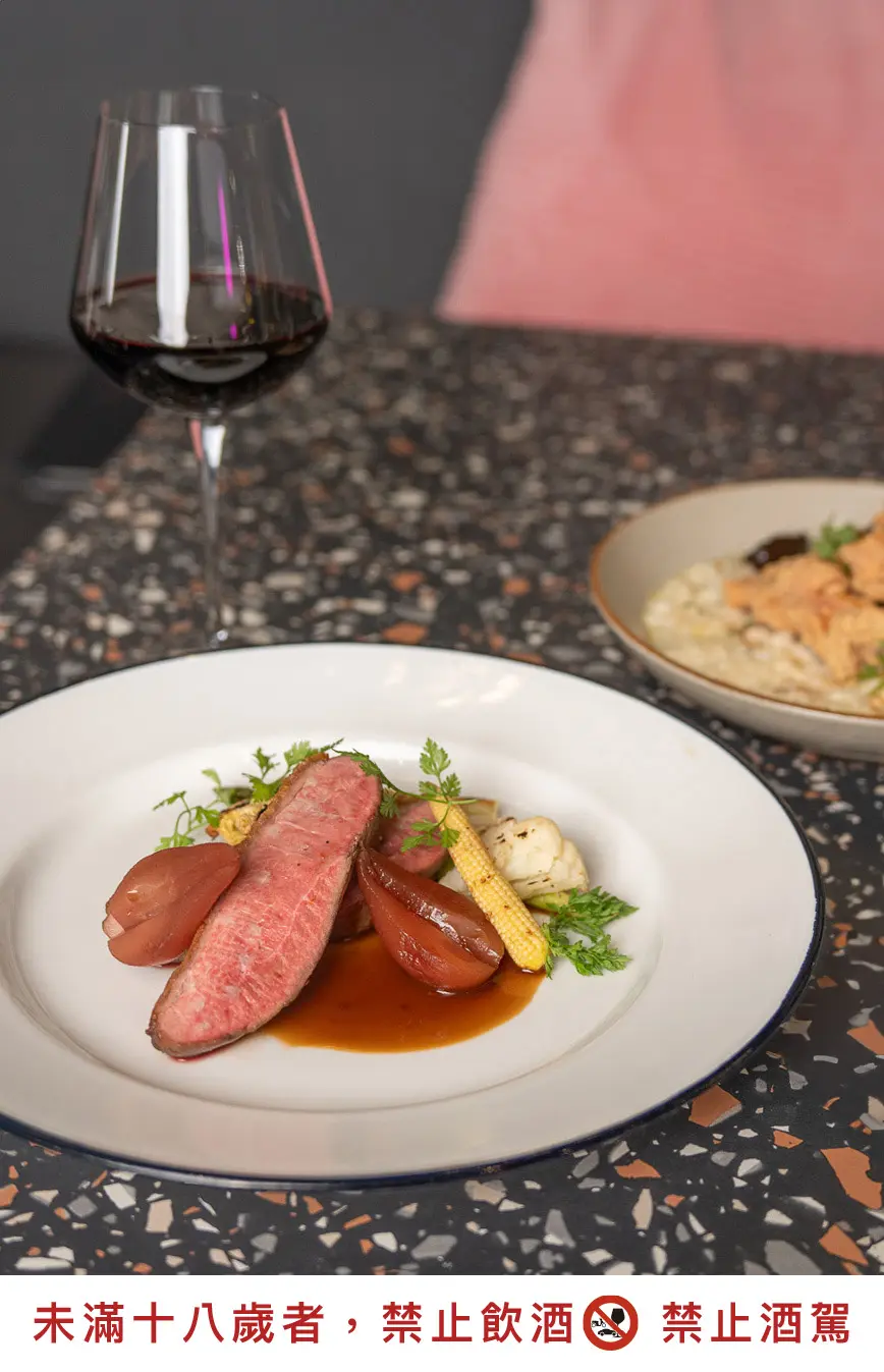 高雄漢神百貨「蘼樂餐酒」創意料理吸睛【高雄漢神百貨蘼樂餐酒】酒漬洋梨櫻桃鴨胸佐精選紅酒