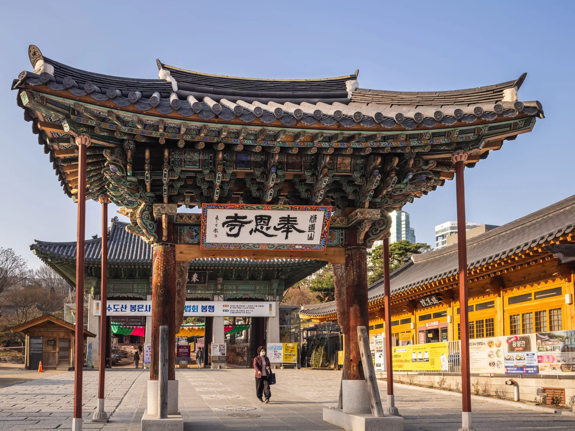 探訪亞洲庇佑姻緣廟宇 韓國 奉恩寺【istock／ruslankaln】奉恩寺的一柱門，正後方是真如門，在兩者之間右手邊的建築就是紀念品店了，不只販售供品，還有琳琅滿目的願望成真手鍊就