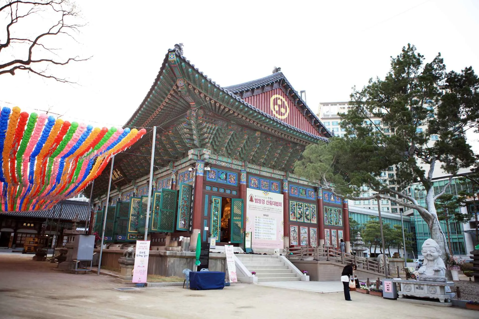 探訪亞洲庇佑姻緣廟宇 韓國 曹溪寺【 Korea Tourism Organization Photo Korea Kim Jiho】照片中建築為曹溪寺的大雄殿，右側為樹齡500年的白松樹。