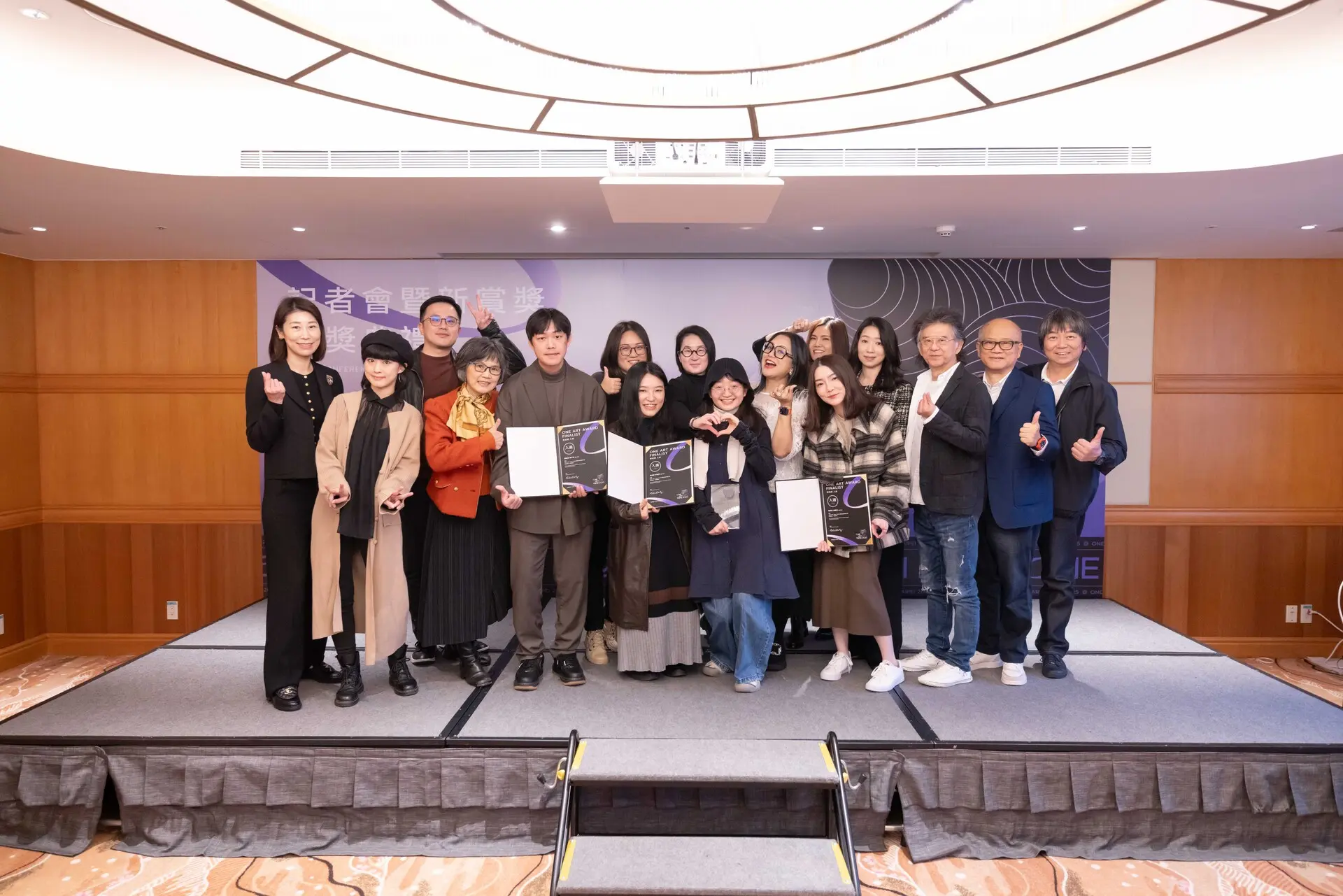 頒獎典禮【新賞獎記者會】新賞獎得獎藝術家及其畫廊代表、新賞獎評審﹑oat會長及董事