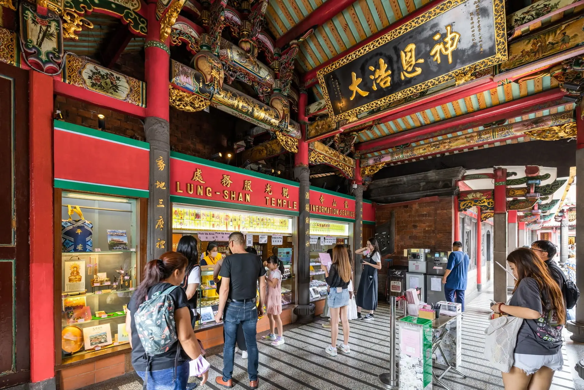 探訪亞洲庇佑姻緣廟宇宇 台灣 艋舺龍山寺【臺北市政府觀光傳播局】龍山寺虎門旁的觀光服務處，販售可愛討喜的各式祈福小物。