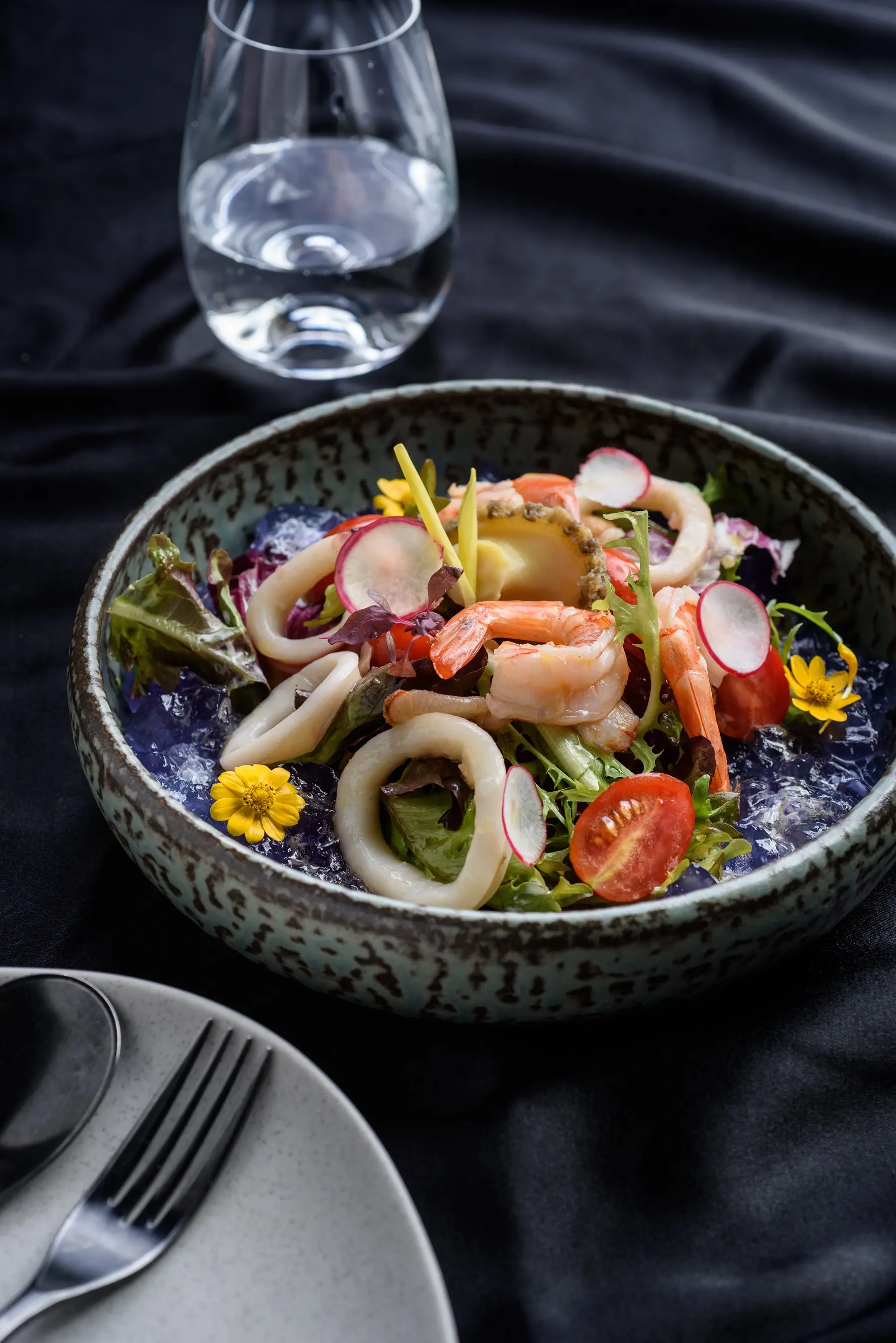 高雄漢神百貨「蘼樂餐酒」創意料理吸睛【高雄漢神百貨蘼樂餐酒】藍眼淚海鮮沙拉