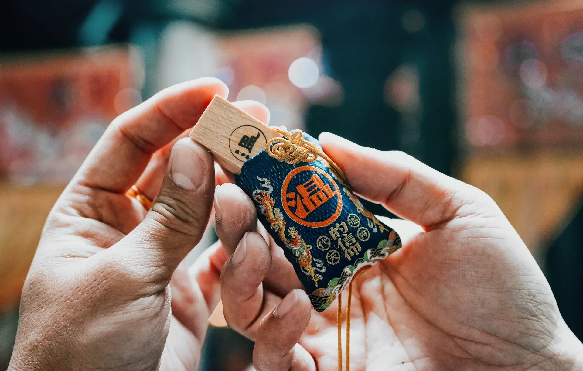 圖3. 誠品書店東港王船限定店│承載屏東在地東隆宮香火護佑的獨家「王船餘木紀念御守」（本圖由屏東縣政府文化處提供）