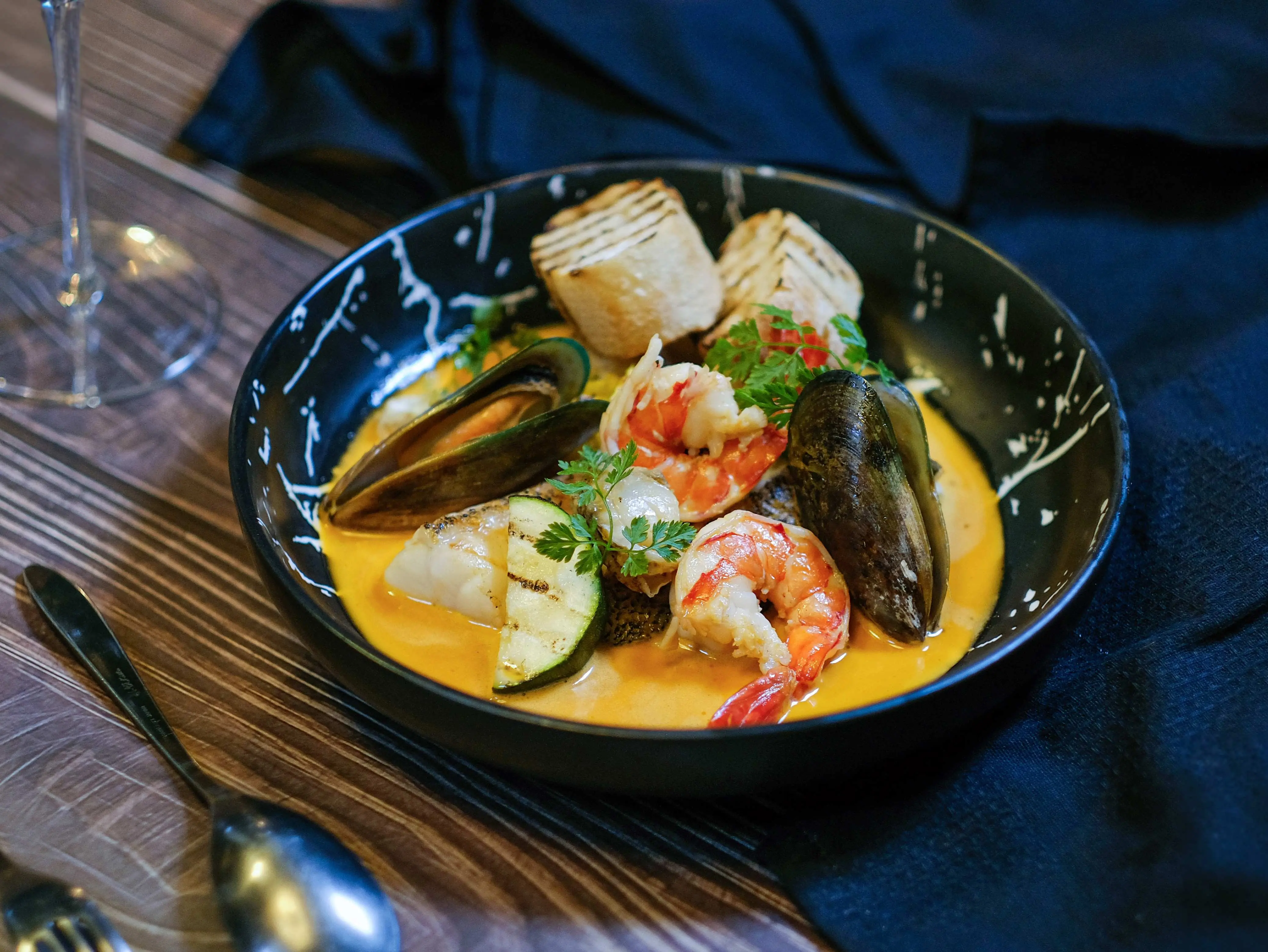 高雄漢神百貨「蘼樂餐酒」創意料理吸睛【高雄漢神百貨蘼樂餐酒】綜合海鮮法式濃蝦湯