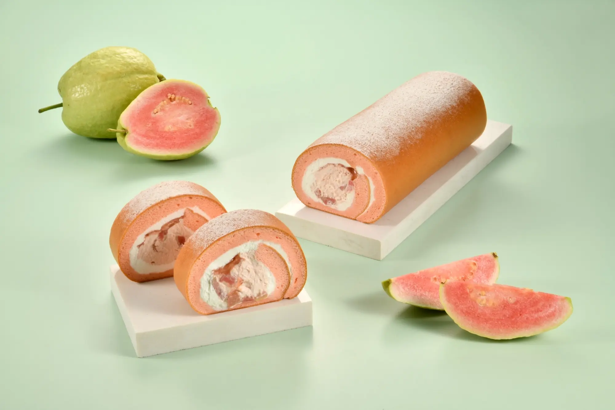 【亞尼克 千千】03 甘芭day生乳捲果肉果香搭配北海道奶霜，蛋糕撒上酸甜梅子粉，呈現台式獨有酸甜合拍滋味