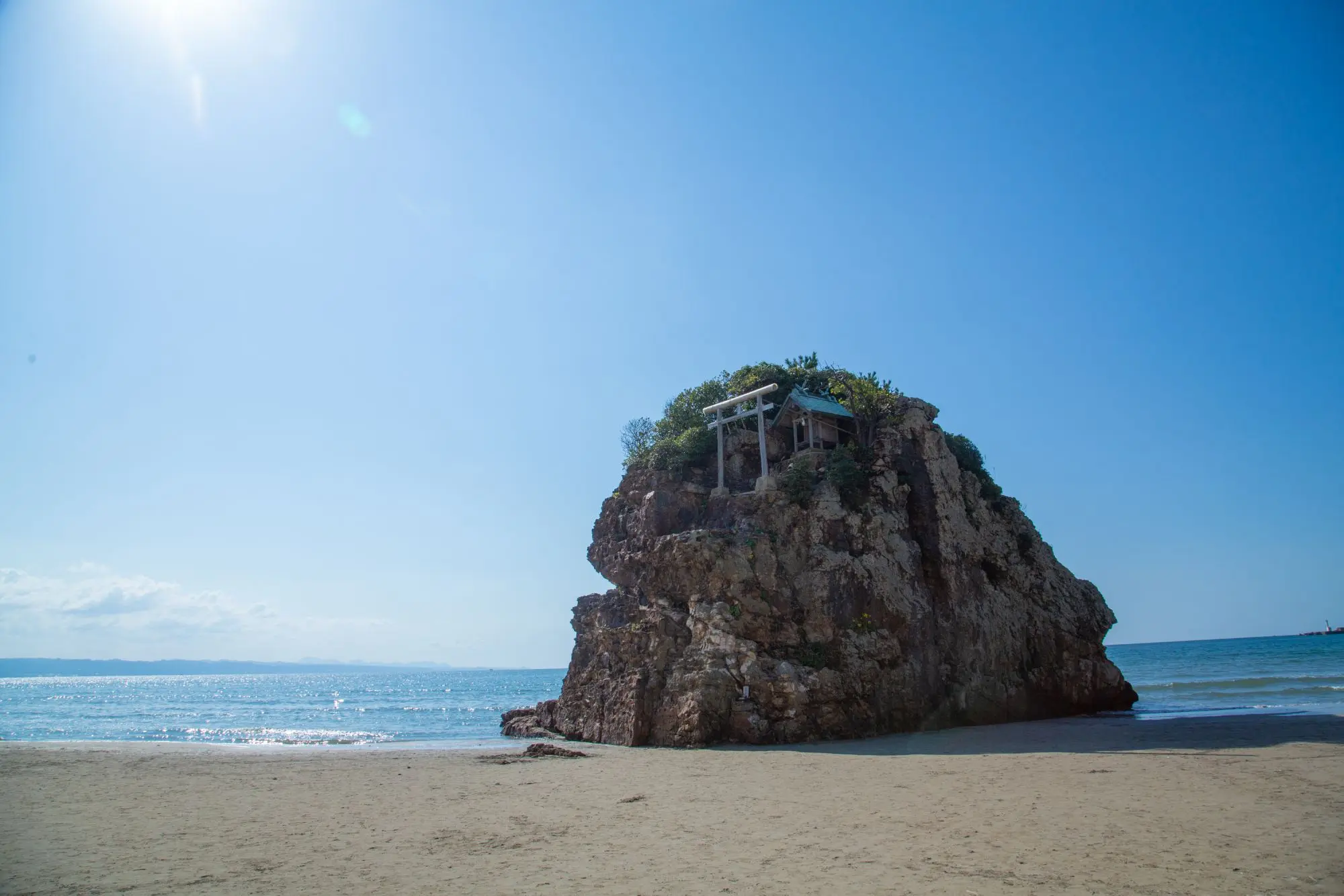 探訪亞洲庇佑姻緣廟宇 日本 出雲大社【jnto】想要取「御沙」當作護身符,別忘了先來「稲佐の浜」刮取沙灘上的沙再去「素鵞社」交換。