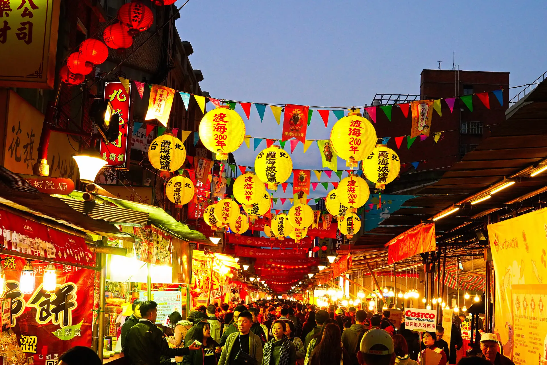 探訪亞洲庇佑姻緣廟宇 台灣 霞海城隍廟 【臺北市政府觀光傳播局】台北霞海城隍廟就位於熱鬧的迪化街一段上，是每年採買年貨必去之處。