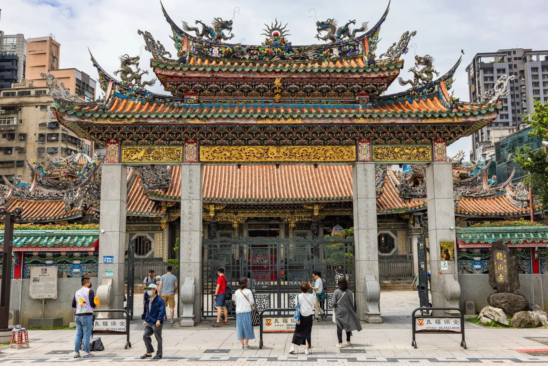 探訪亞洲庇佑姻緣廟宇 台灣 艋舺龍山寺【臺北市政府觀光傳播局】艋舺龍山寺在台建成已超過280個年頭