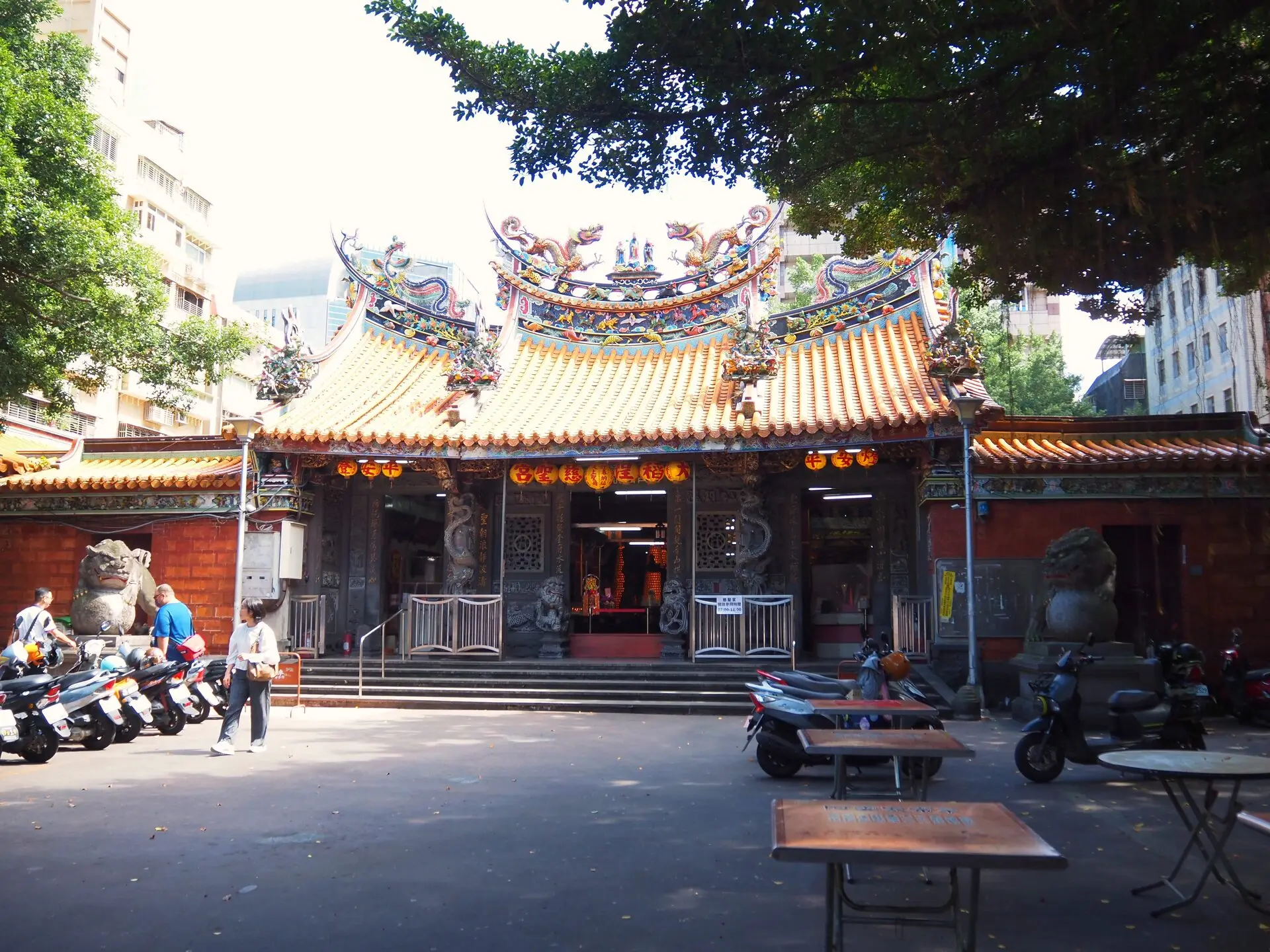 探訪亞洲庇佑姻緣廟宇 台灣 霞海城隍廟 【kai Hung】先經過一攤攤在地美食，才會看到慈聖宮廟埕入口。