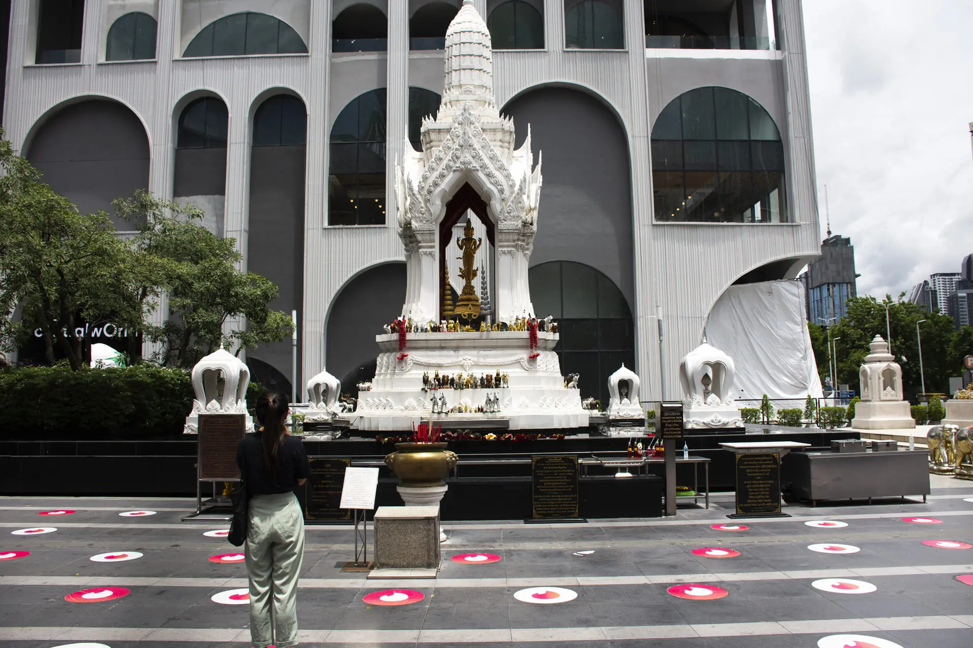 探訪亞洲庇佑姻緣廟宇 泰國 曼谷愛神【istock／tuayai】曼谷著名的愛神神像，於中央世界購物商場廣場供人參拜。