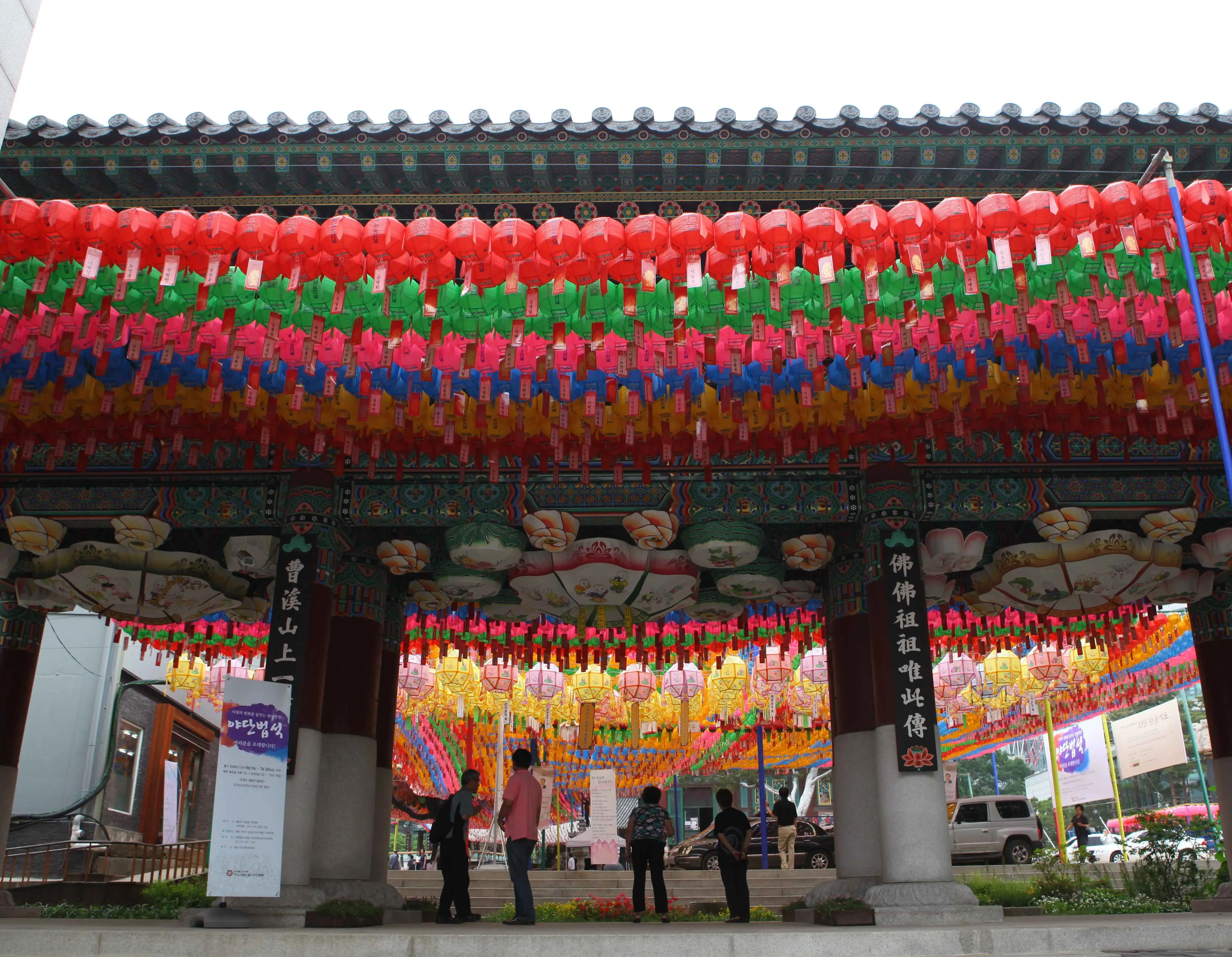 探訪亞洲庇佑姻緣廟宇 韓國 曹溪寺【korea Tourism Organization Photo Korea Lee Beomsu】曹溪寺一柱門掛滿燈籠的模樣。