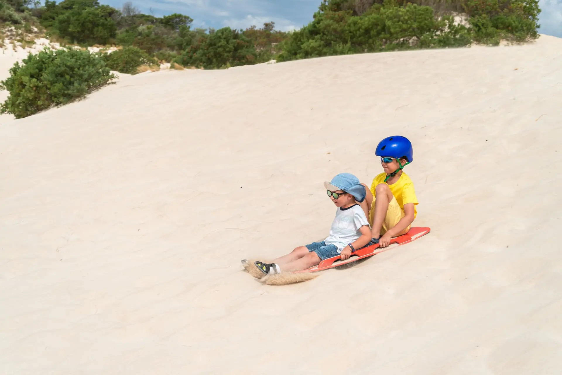 澳洲袋鼠島【istock】坐上滑沙板直衝而下，爽快極了。