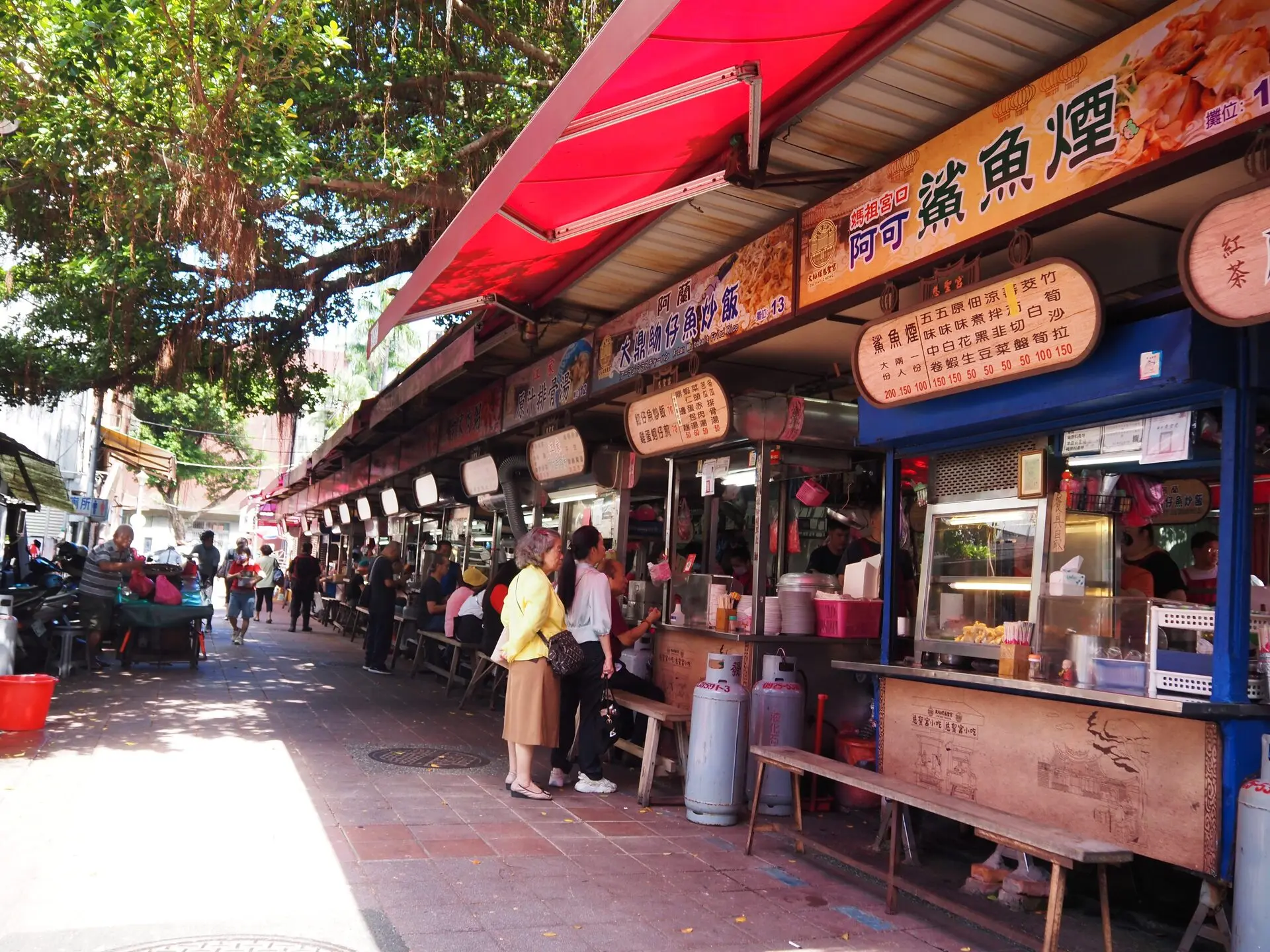 探訪亞洲庇佑姻緣廟宇 台灣 霞海城隍廟 【kai Hung】一轉進保安街49巷，就能看見整排的美食攤位。