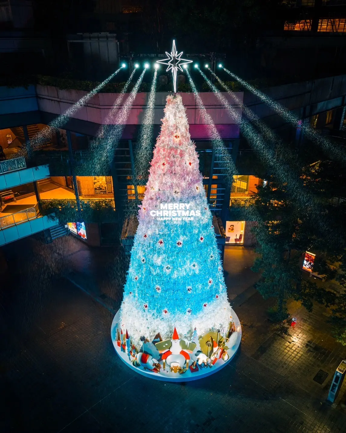 新光三越台北信義新天地聖誕樹【新光三越】擁有漸層魔法的《耶誕精靈之森》